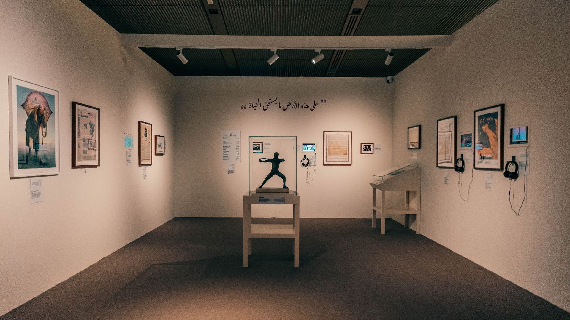 بيت الحكمة بالشارقة يختتم معرض محمود درويش ويحوّله إلى نسخة متنقلة 