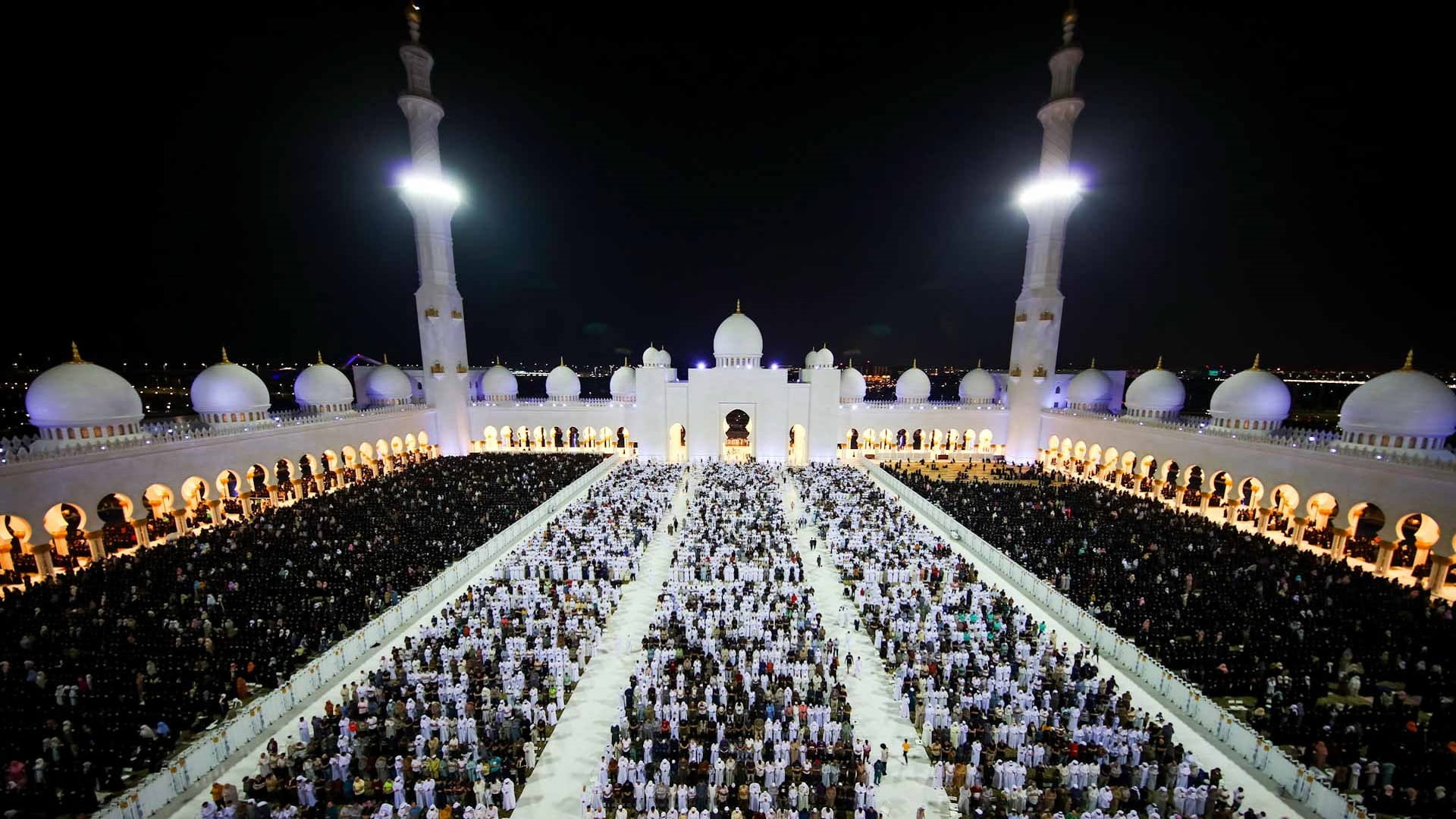 أكثر من 100 ألف مصل يحيون ليلة 27 رمضان بمركز جامع الشيخ زايد 