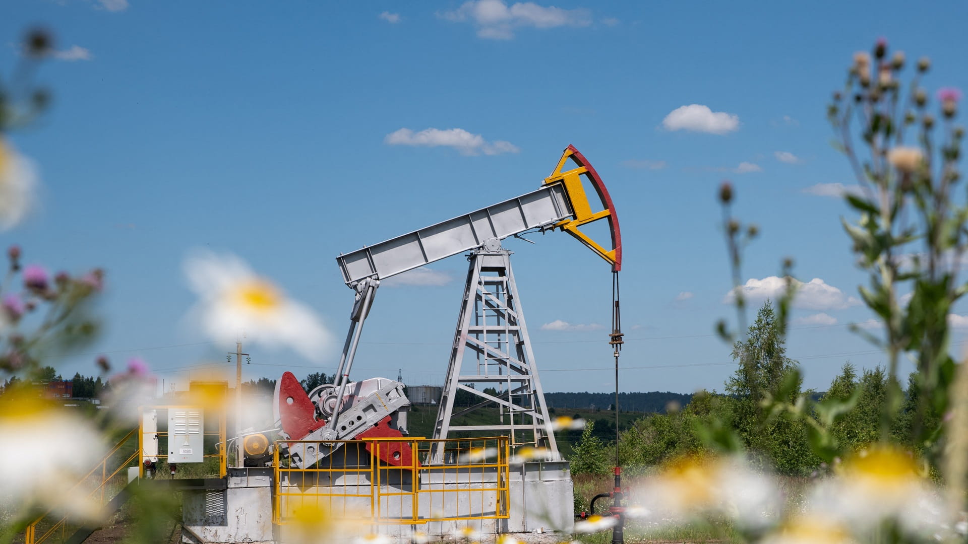 النفط يصعد مع تزايد المخاوف بشأن تهديد منشآت التصدير بالشرق الأوسط