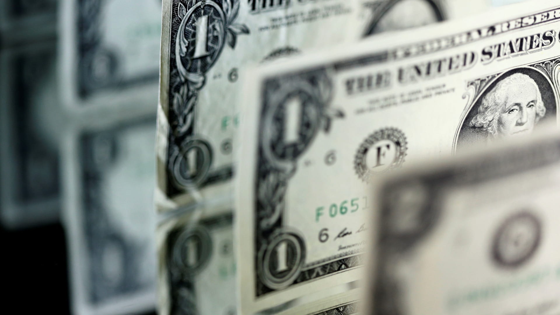 الدولار يرتفع مع تصاعد التوترات العالمية والأسترالي متقلب