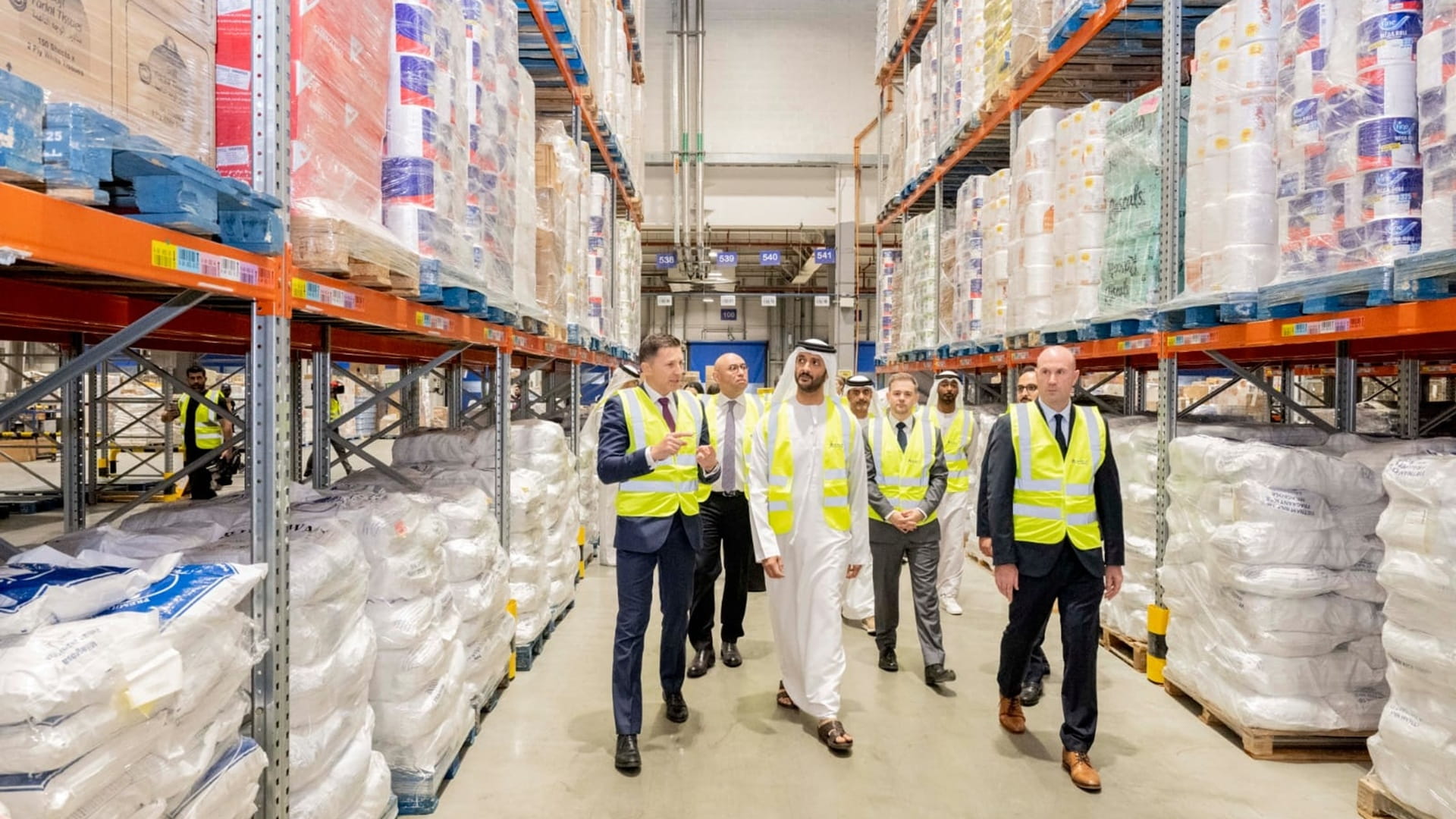 وزير الاقتصاد: أسواق الإمارات عامرة وتتمتع بوفرة السلع والمنتجات