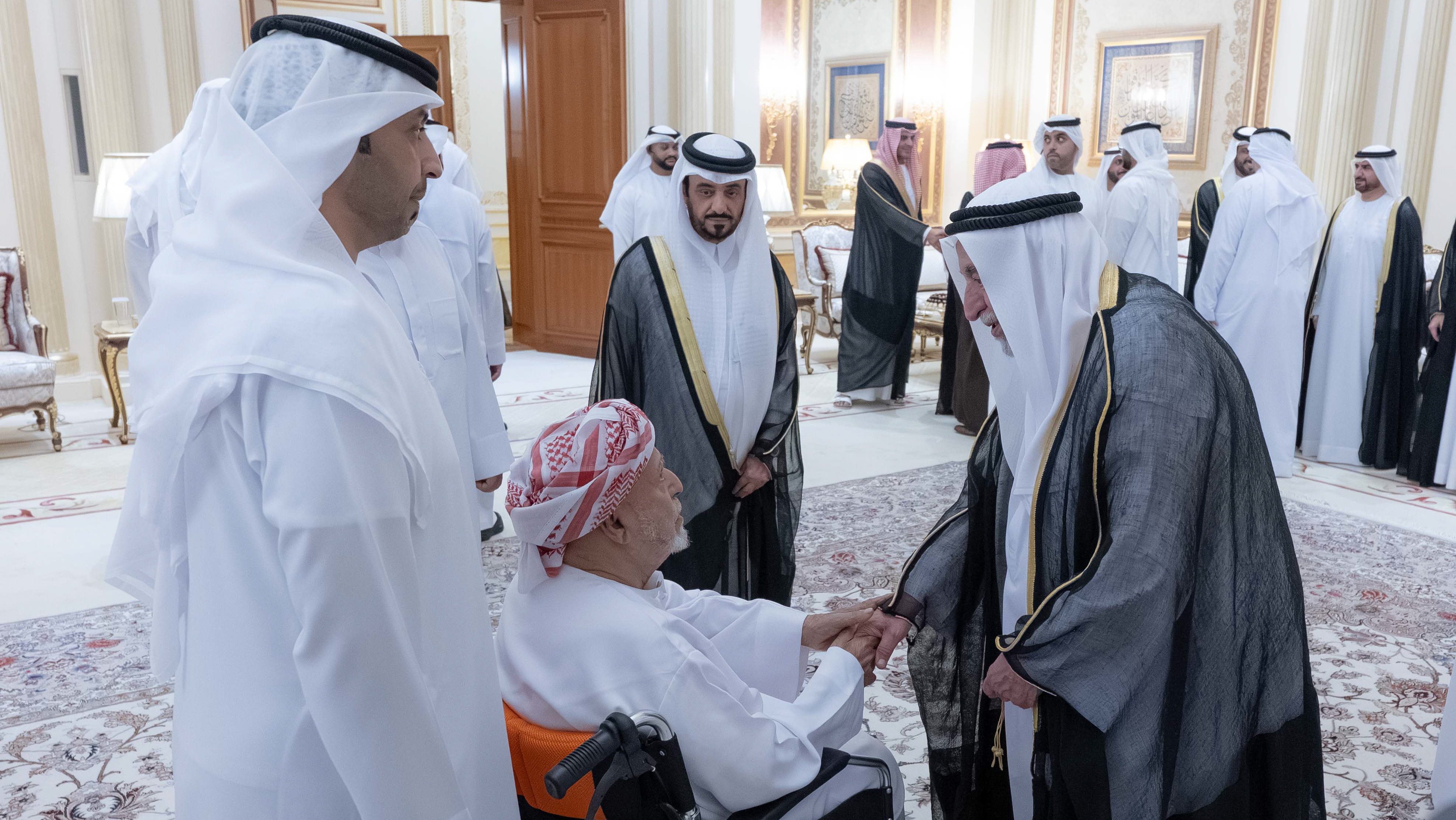 حاكم الشارقة يتلقى تهاني الشيوخ والمسؤولين والمواطنين بعيد الفطر 