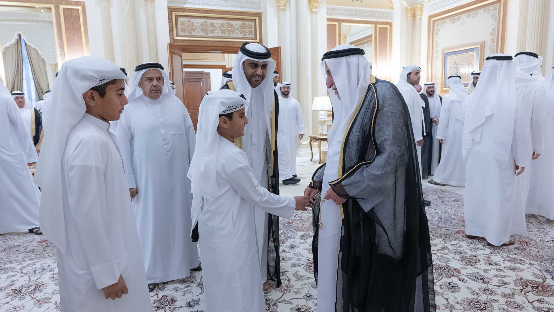 حاكم الشارقة يتلقى تهاني الشيوخ والمسؤولين والمواطنين بعيد الفطر 