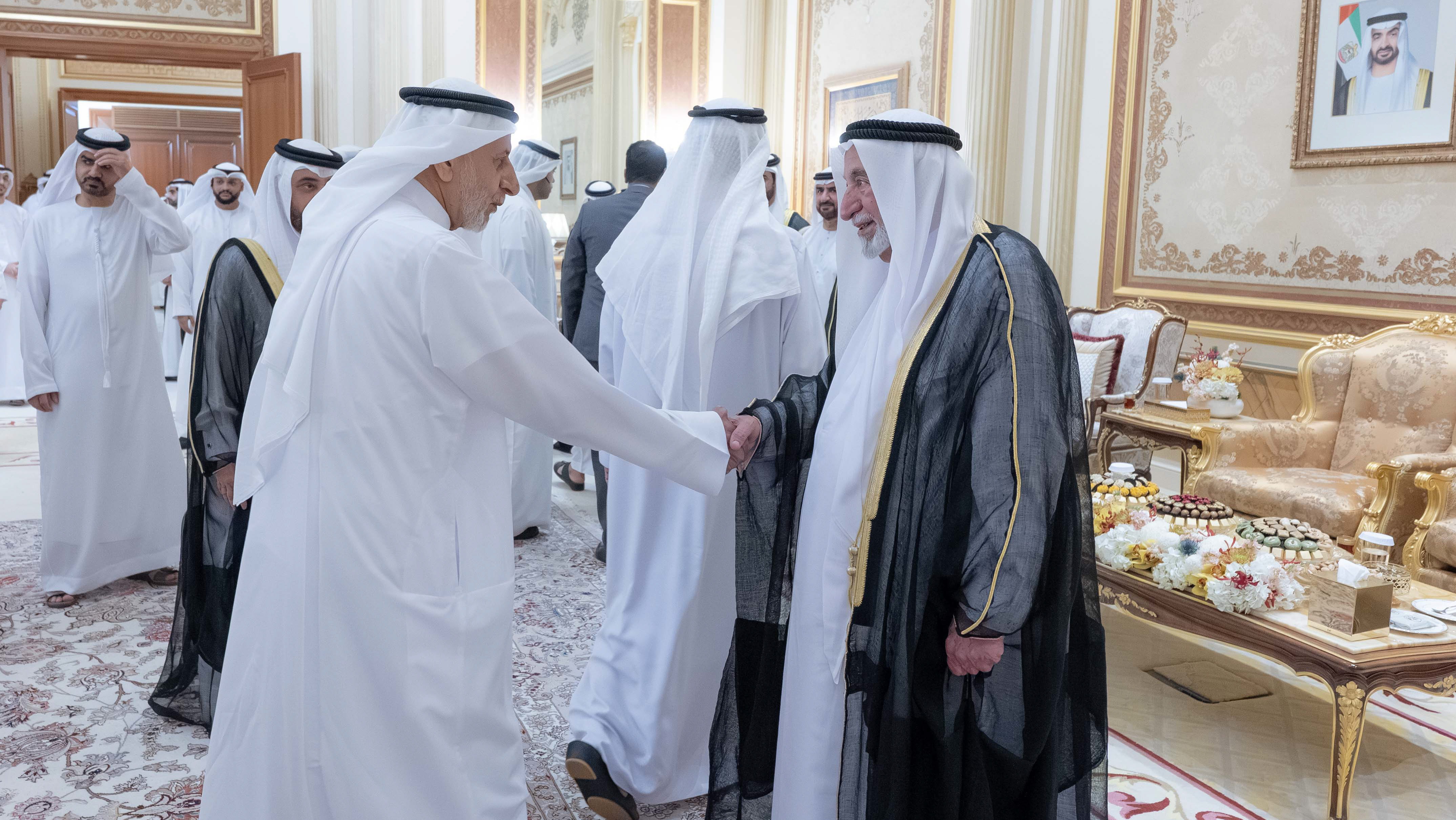 حاكم الشارقة يتلقى تهاني الشيوخ والمسؤولين والمواطنين بعيد الفطر 