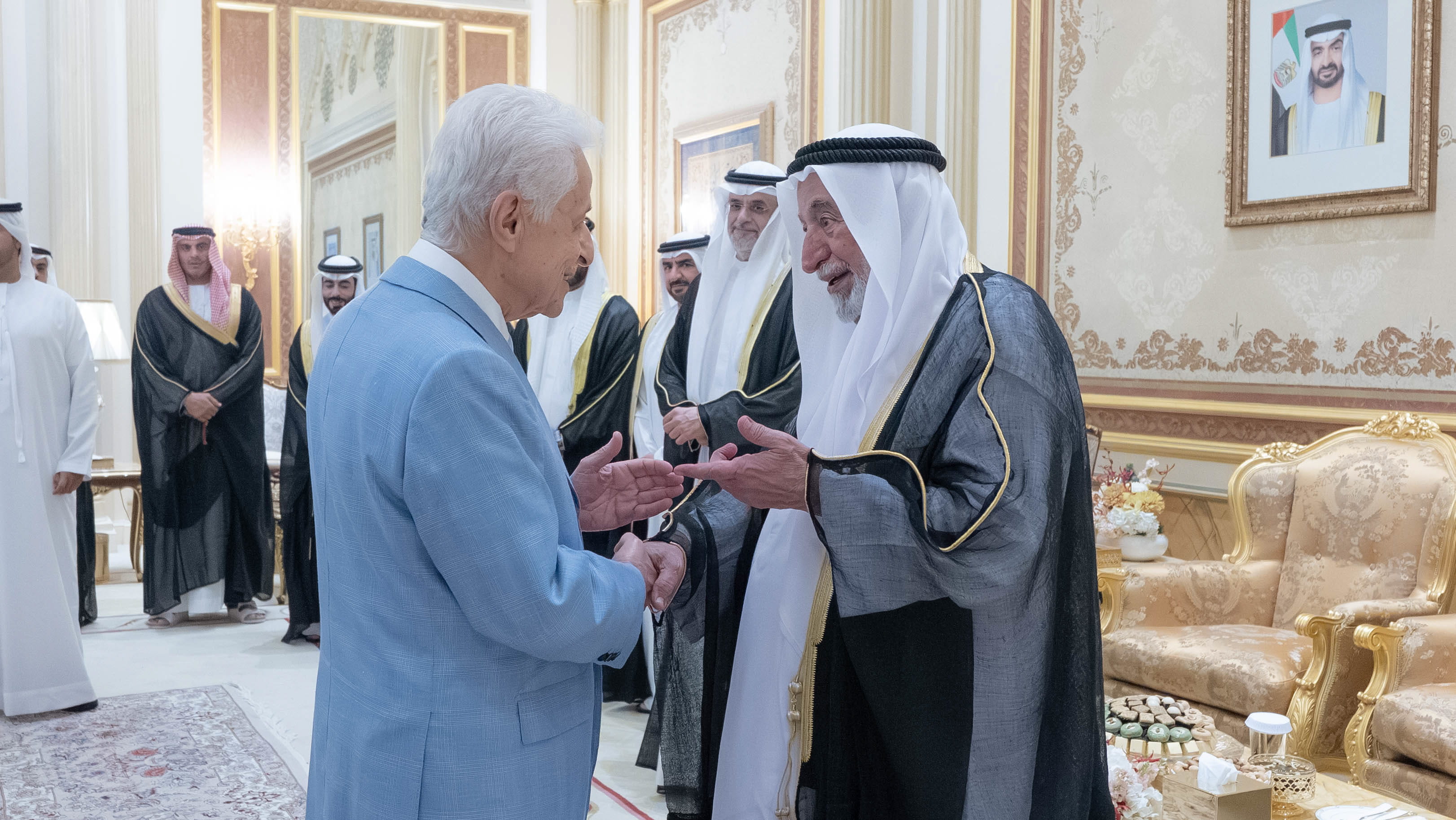 حاكم الشارقة يتلقى تهاني الشيوخ والمسؤولين والمواطنين بعيد الفطر 