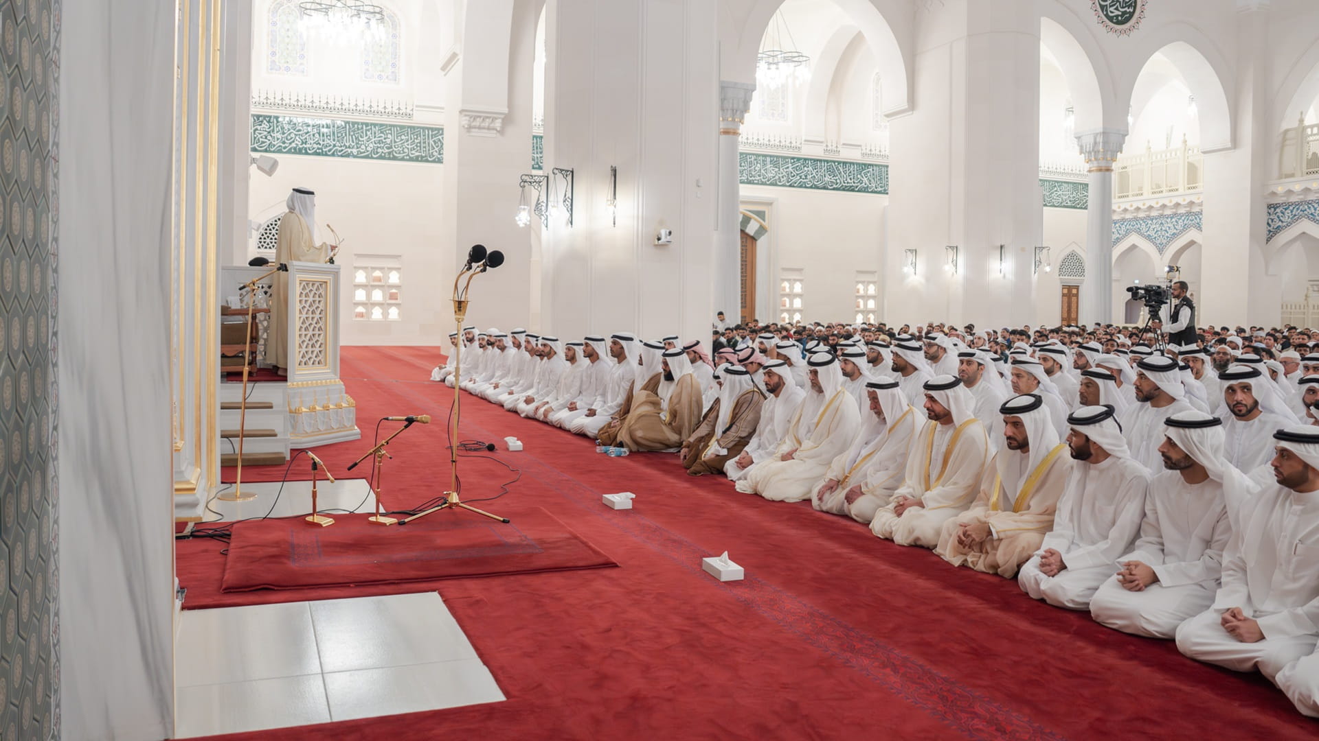 سلطان القاسمي يؤدي صلاة عيد الفطر السعيد في مسجد الشارقة 2