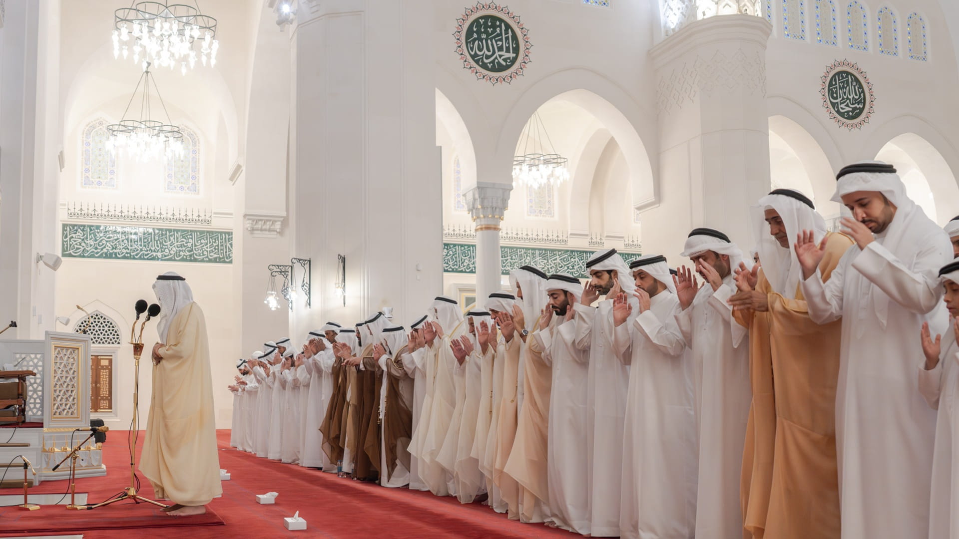 سلطان القاسمي يؤدي صلاة عيد الفطر السعيد في مسجد الشارقة 3