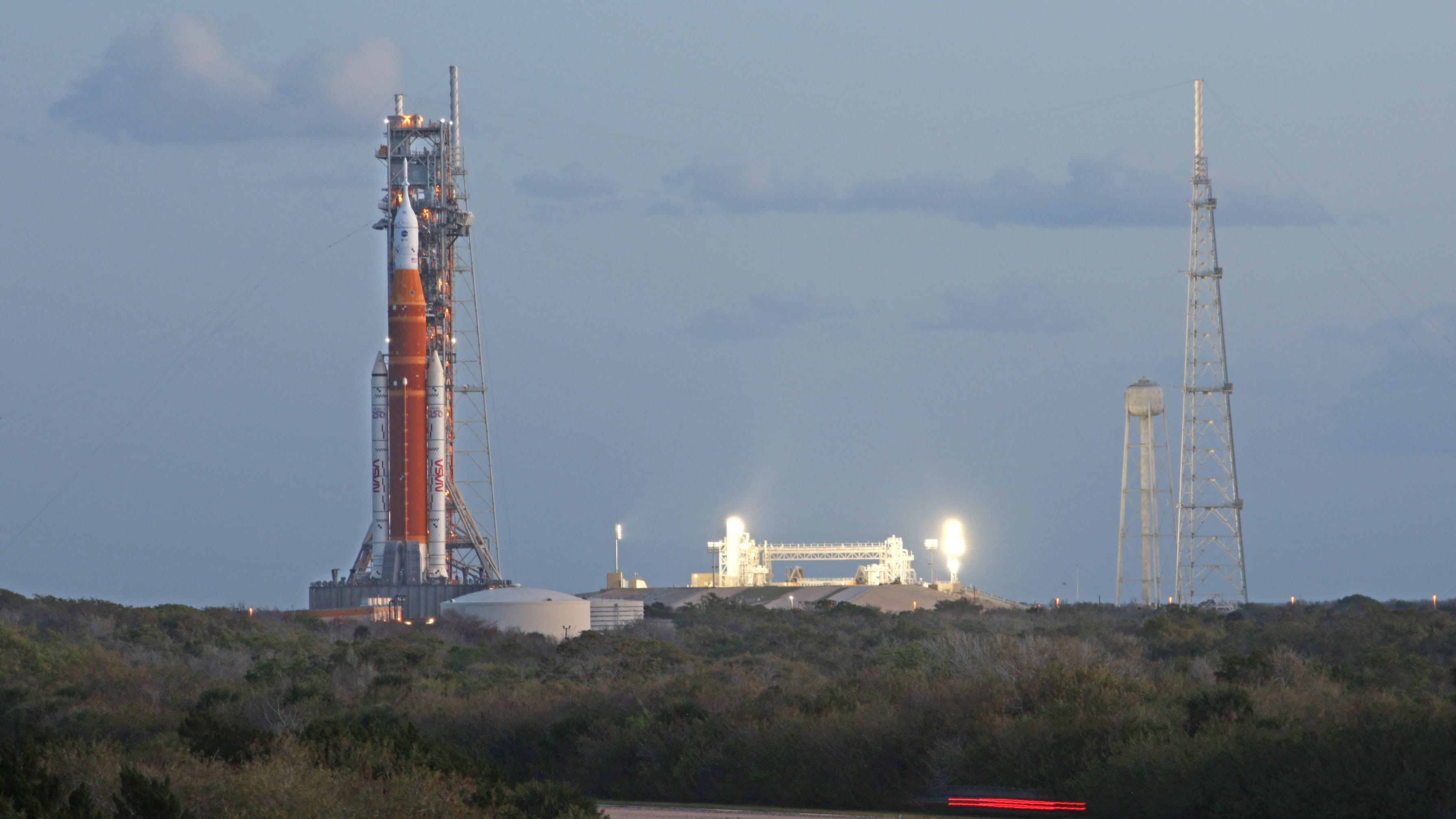 "ناسا" تعيد صاروخ مهمة "أرتيميس" القمرية إلى منصة الإطلاق 