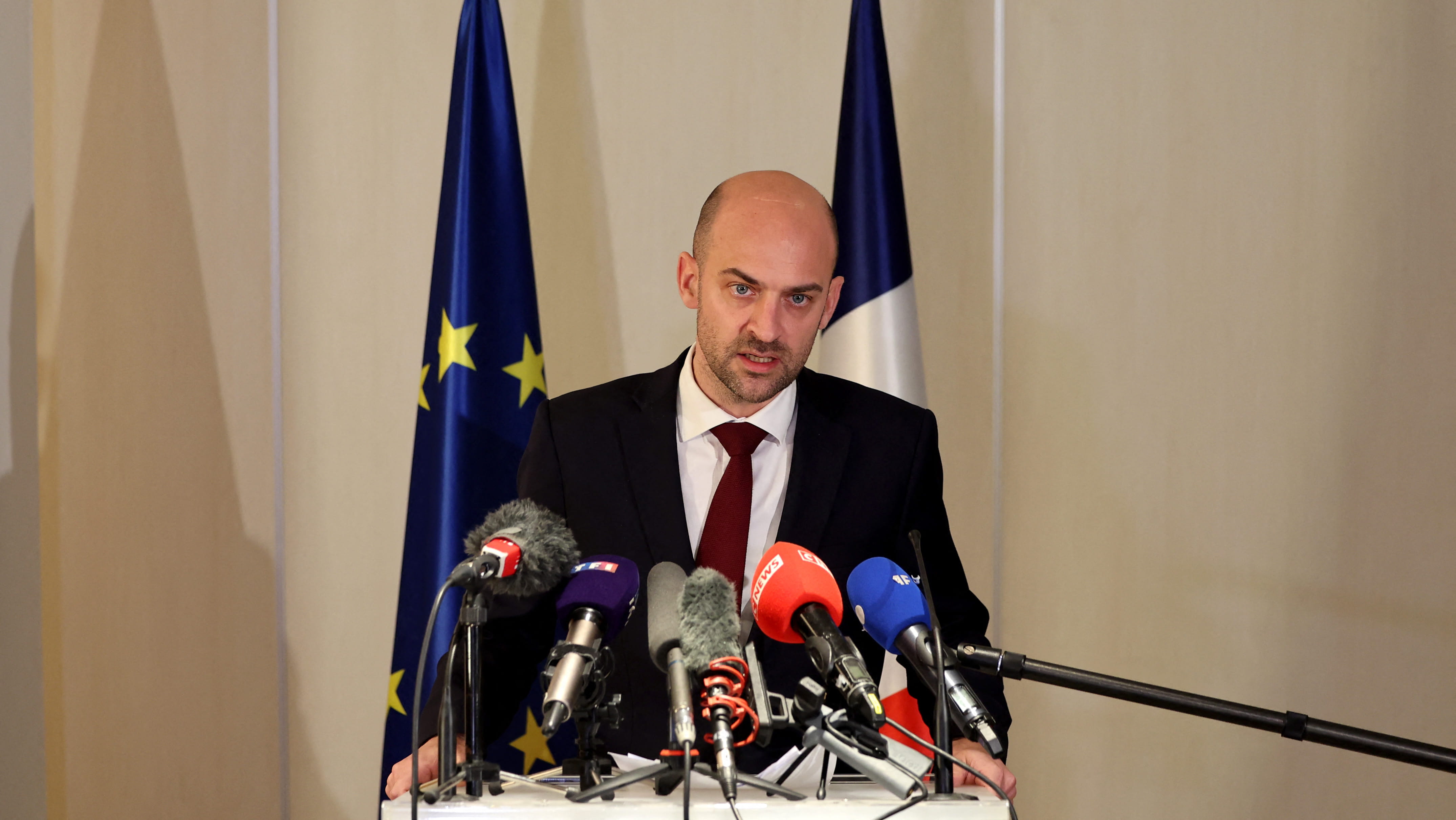 وزير الخارجية الفرنسي يدعو طهران إلى تقديم تنازلات كبيرة