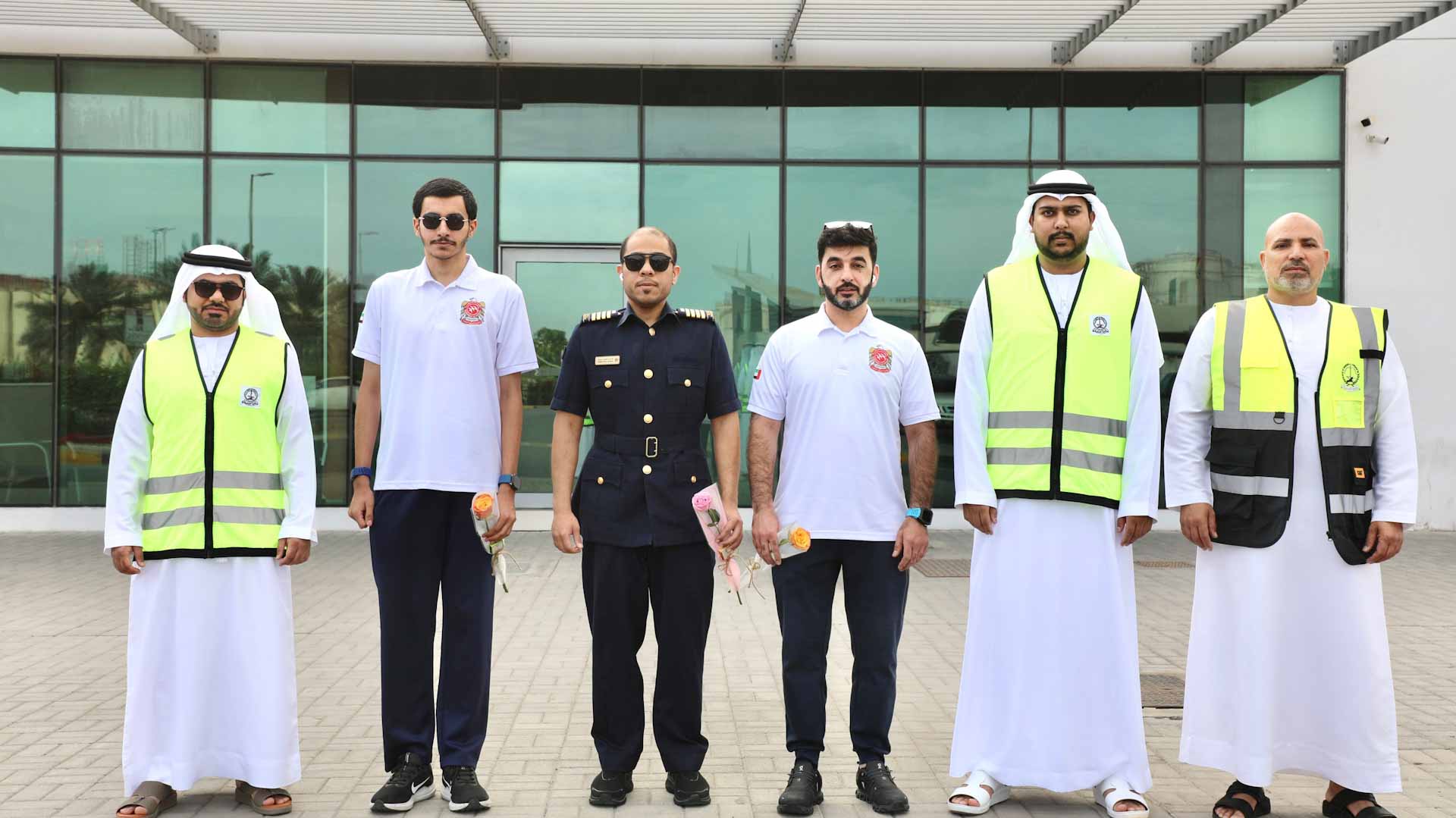 بلدية الحمرية تعايد رجال الأمن المناوبين والجمهور بالورود والهدايا