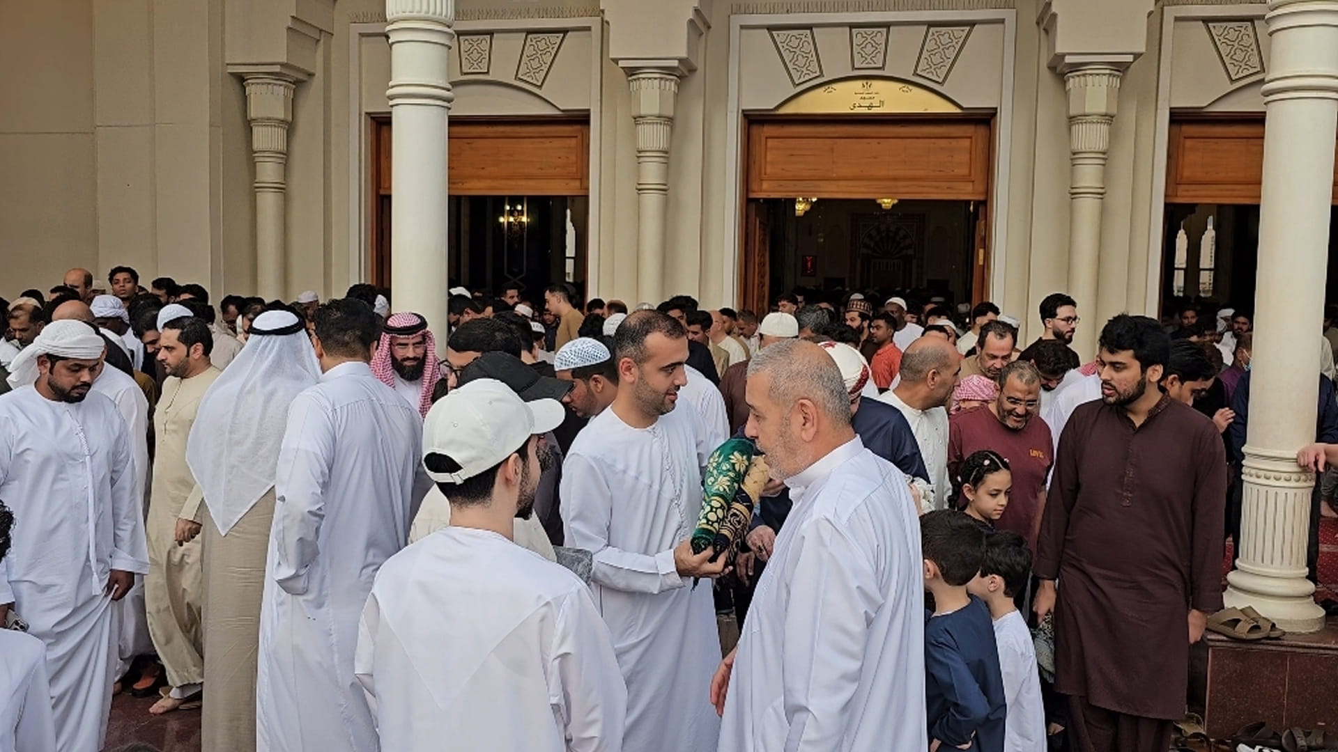 وسط أجواء من الفرحة.. المصلون يتبادلون تهاني عيد الفطر المبارك  