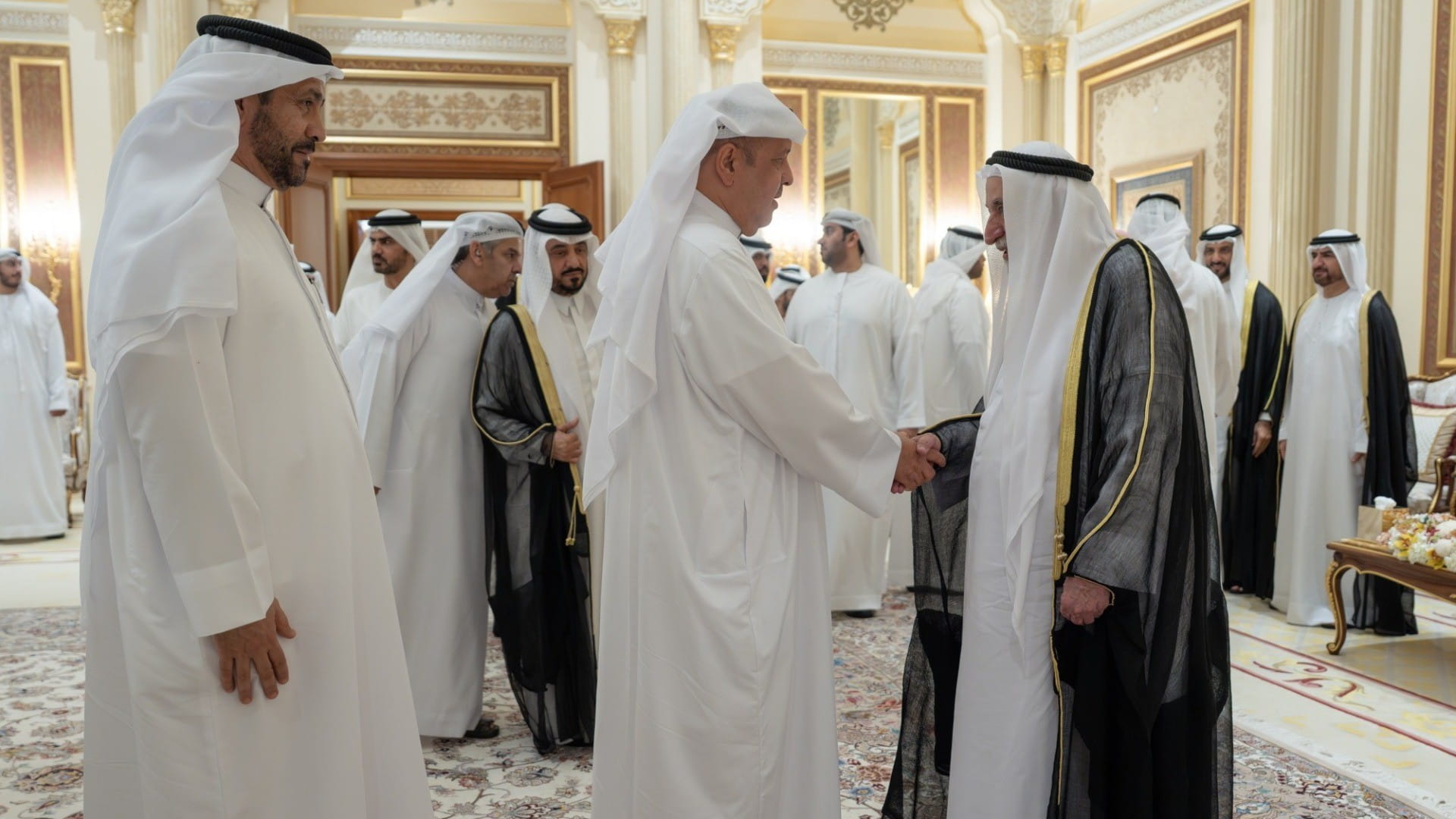 حاكم الشارقة يتقبل تهاني الشيوخ والمسؤولين ورجال الأعمال بالعيد