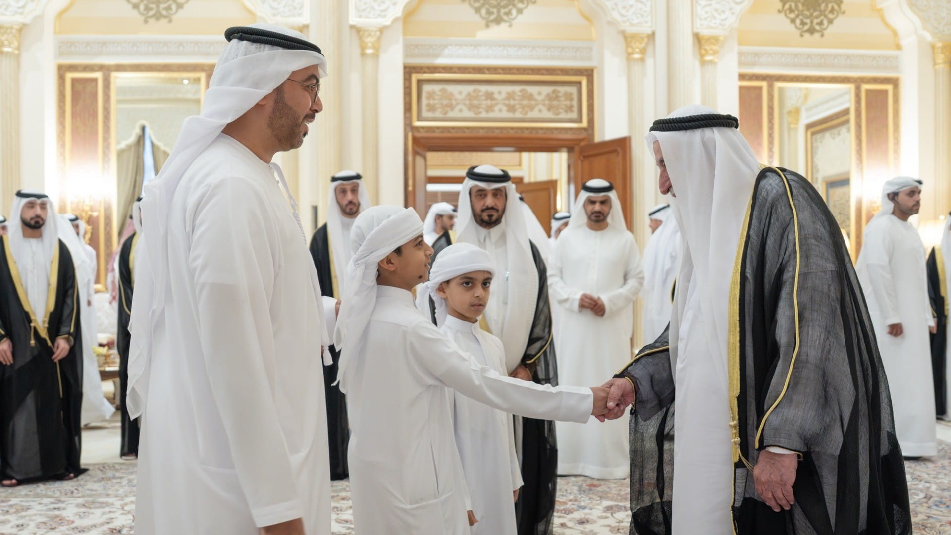 حاكم الشارقة يتقبل تهاني الشيوخ والمسؤولين ورجال الأعمال بالعيد