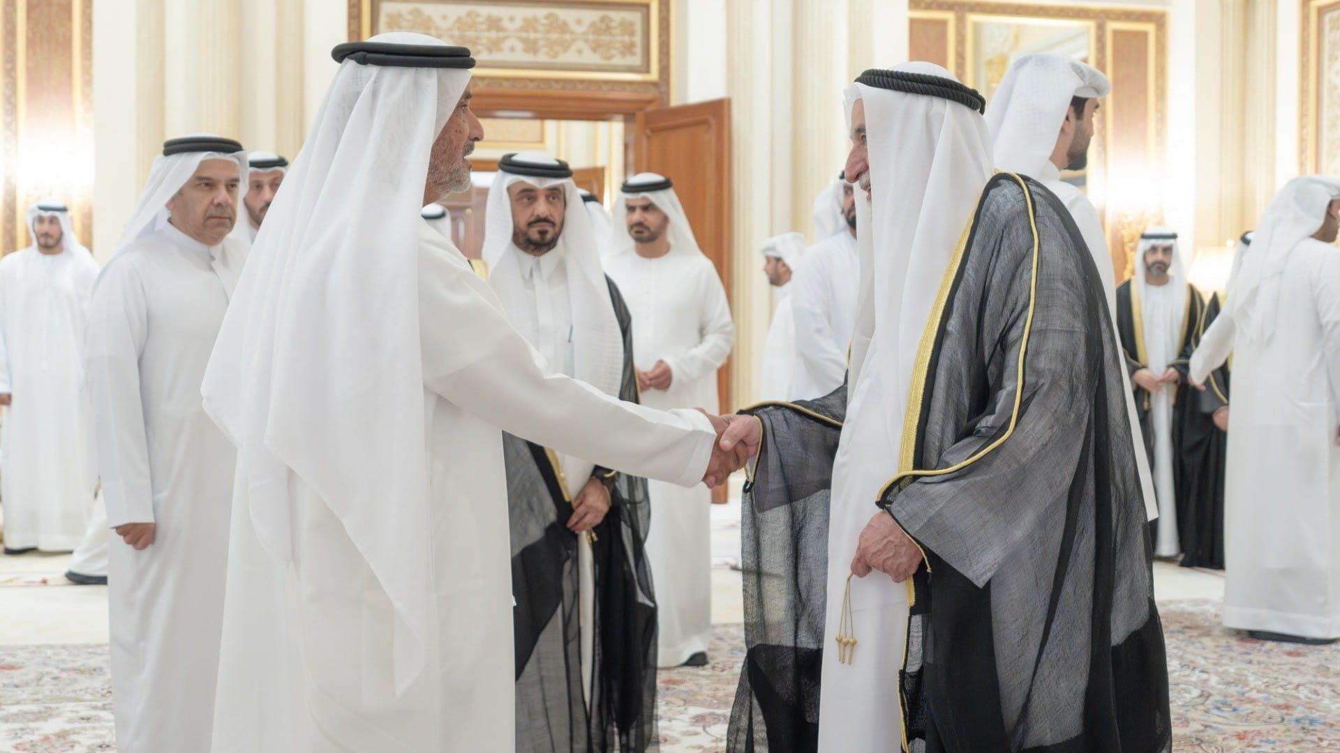 حاكم الشارقة يتقبل تهاني الشيوخ والمسؤولين ورجال الأعمال بالعيد