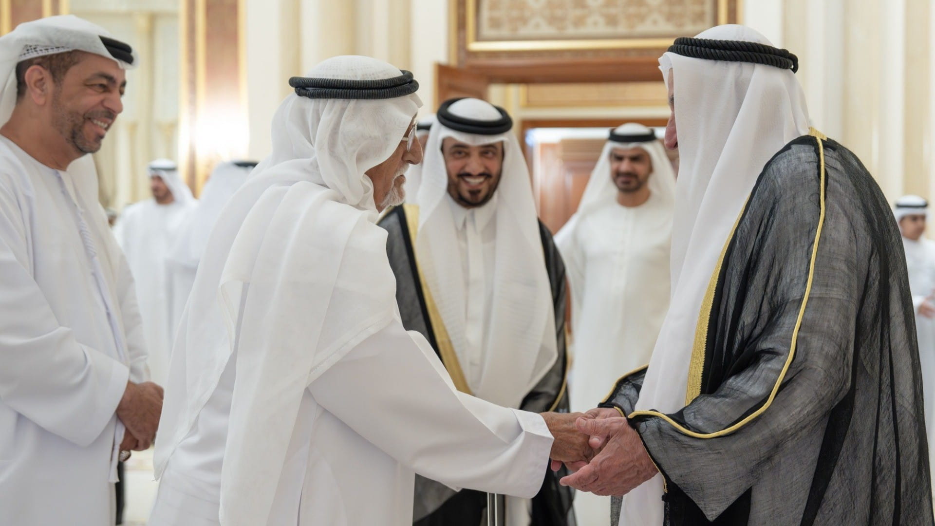 حاكم الشارقة يتقبل تهاني الشيوخ والمسؤولين ورجال الأعمال بالعيد