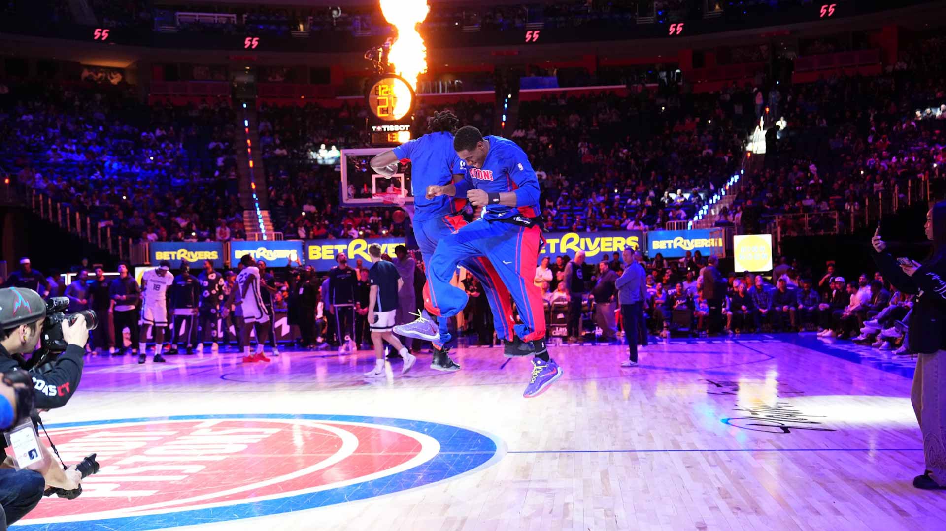 ديترويت يتأهل إلى الأدوار الإقصائية في السلة الأميركية 