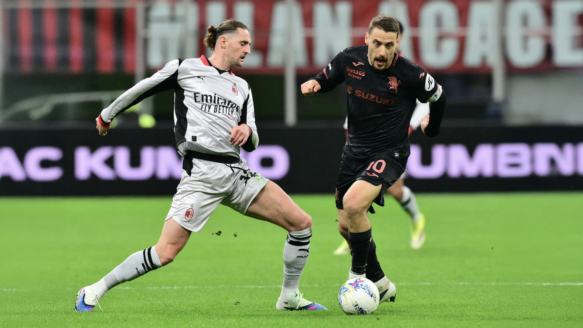 ميلان يستعيد المركز الثاني في الدوري الإيطالي لكرة القدم 