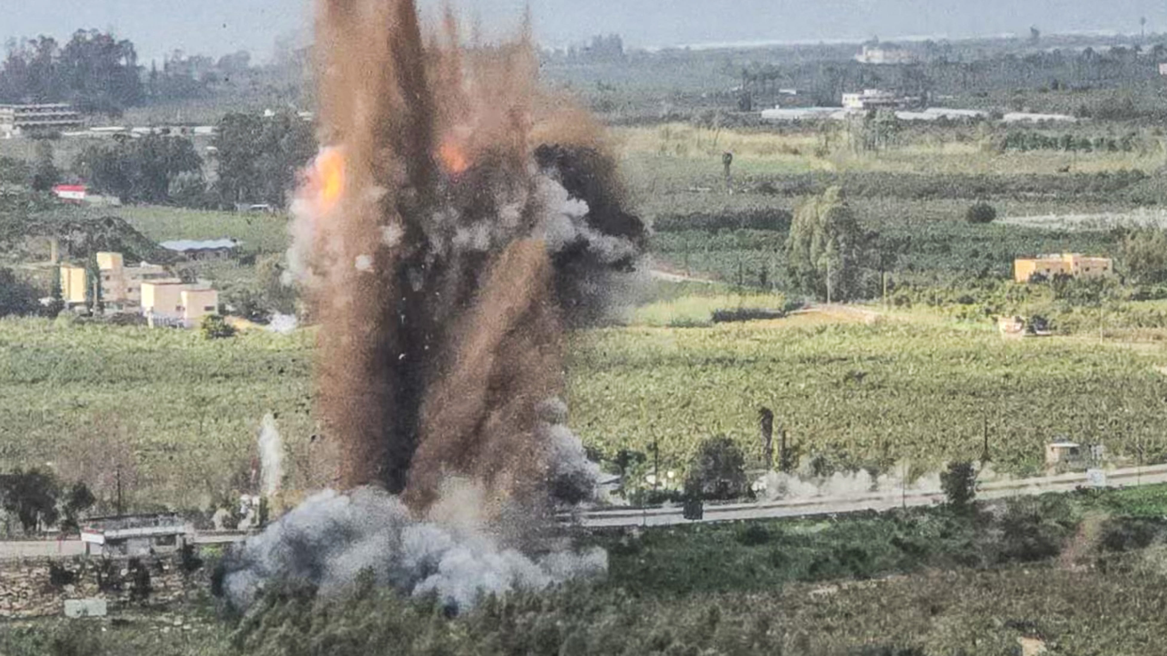 إسرائيل تستهدف جسراً حيوياً في جنوب لبنان وعون: مقدمة لغزو بري