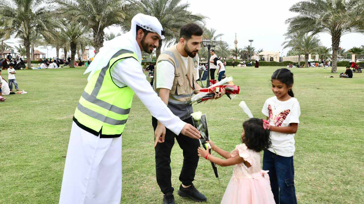 في عيد الفطر.. بلدية الحمرية تعايد زوار متنزهاتها بالورود
