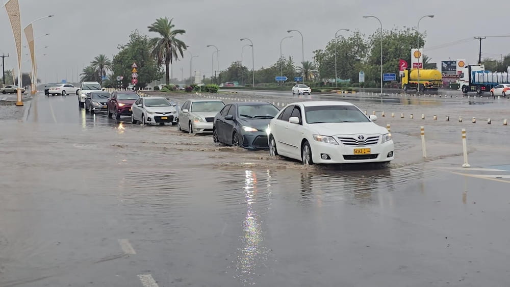 وفاة شخصين جراء أمطار رعدية غزيرة اجتاحت سلطنة عُمان وإنقاذ 9 
