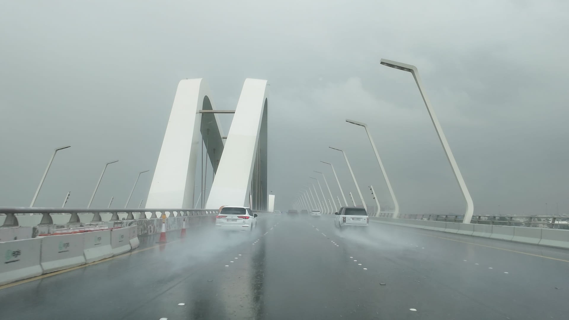 صورة بعنوان: أمطار متفاوتة الشدة تغطي مناطق واسعة من الدولة 