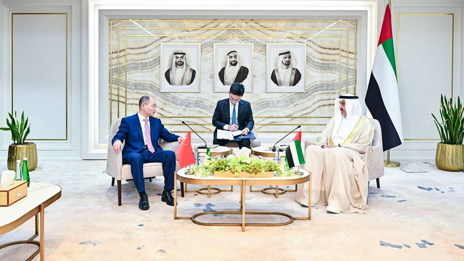 صقر غباش يبحث مع سفير الصين عدداً من القضايا ذات الاهتمام المشترك 