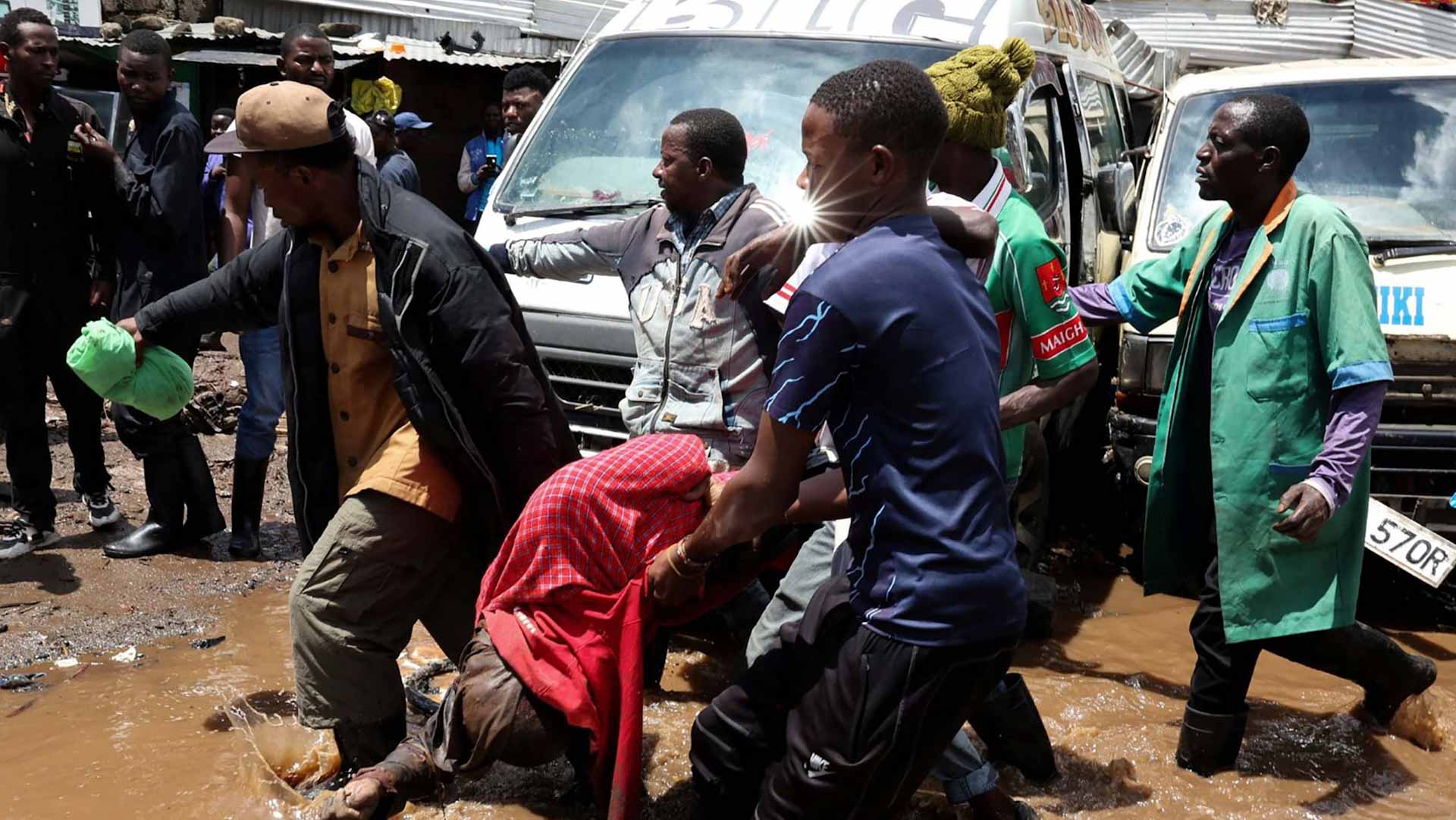 فيضانات عارمة تجتاح كينيا وتتسبب في وفاة 88 شخصاً ونزوح الآلاف 