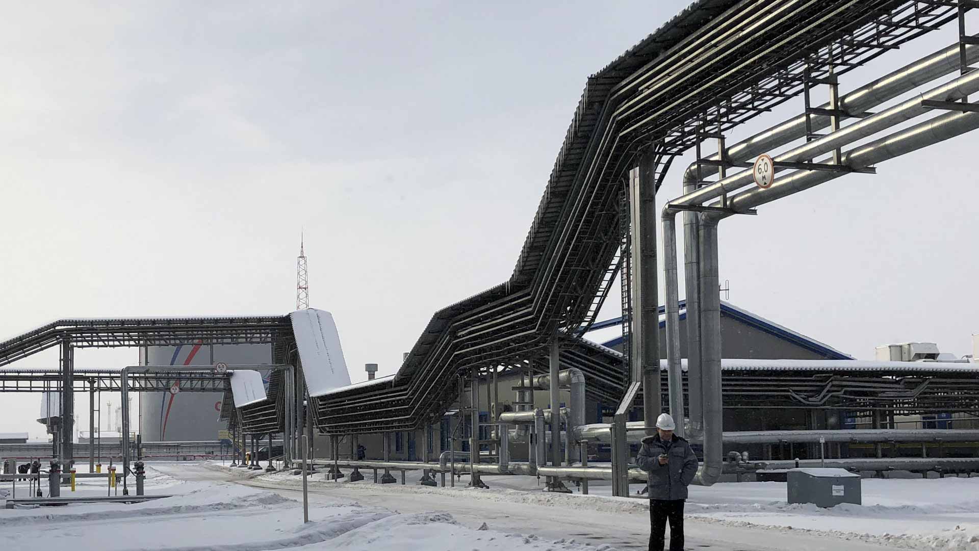 حريق ضخم يندلع في ميناء أوست-لوجا الروسي عقب هجوم بطائرات مسيرة