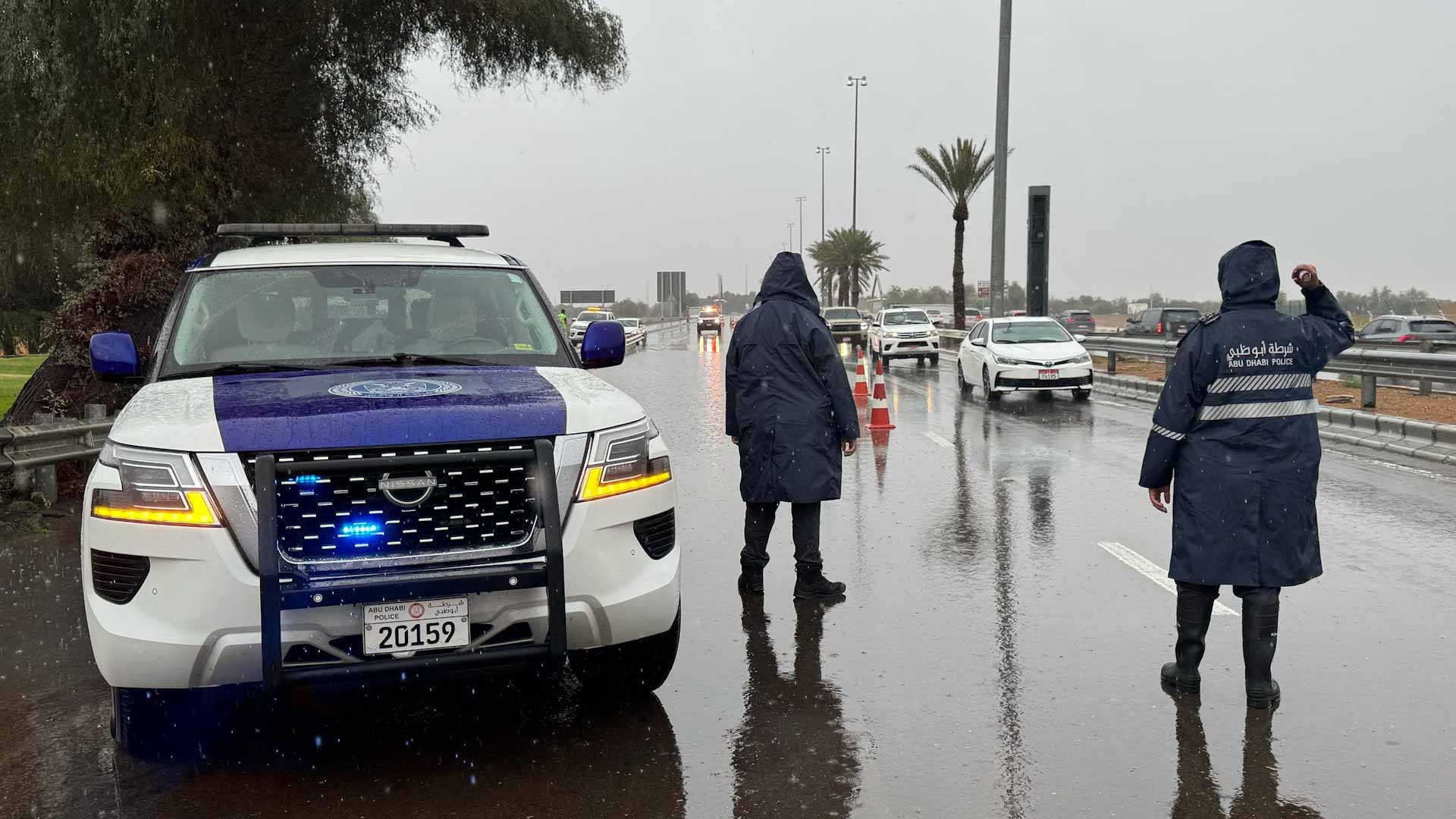 شرطة أبوظبي تدعو إلى الالتزام بالقيادة الآمنة خلال الأجواء الماطرة 