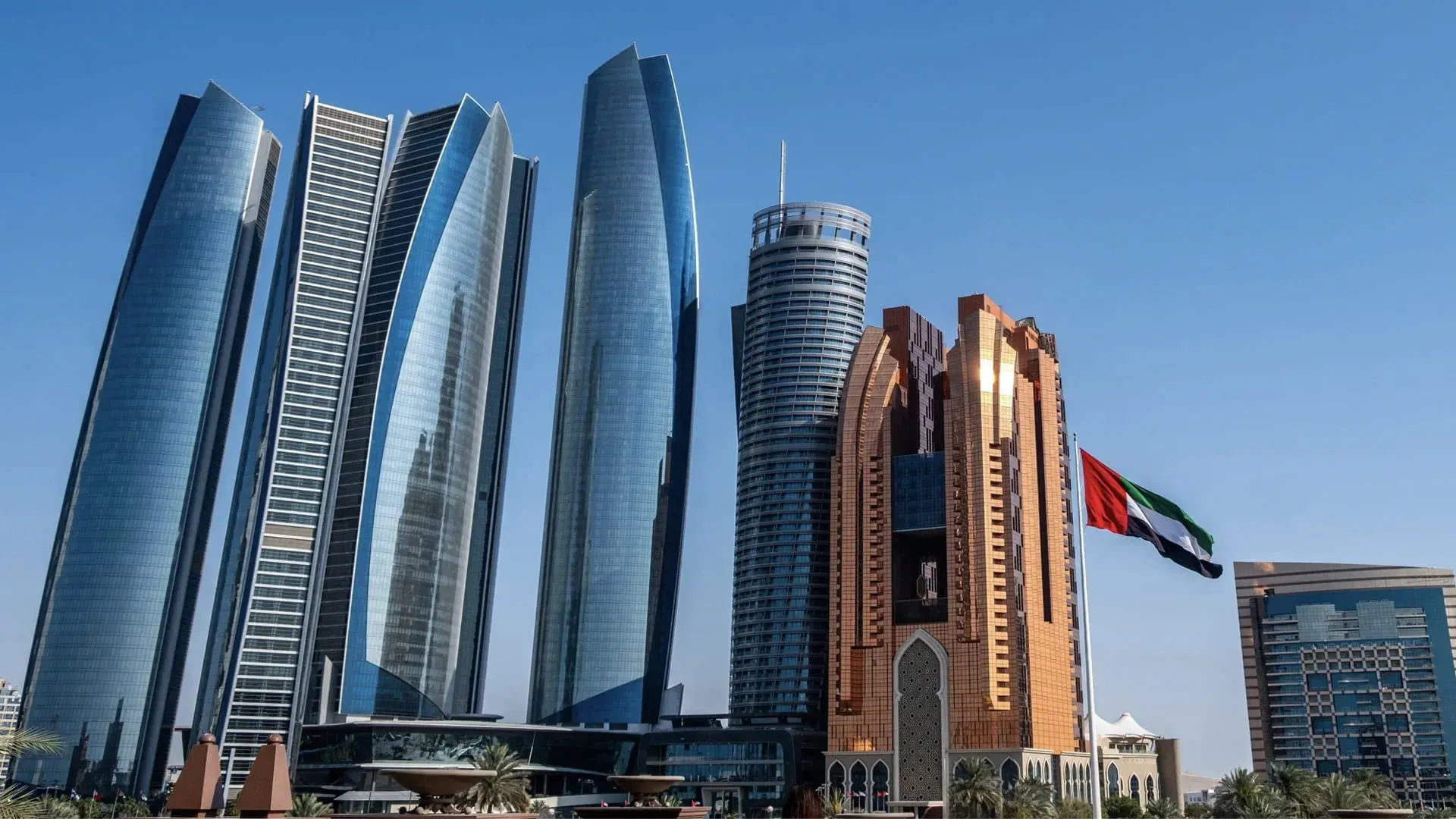 أبوظبي تتعامل مع حريق نتيجة سقوط شظايا في "كيزاد" بعد اعتراض ناجح 