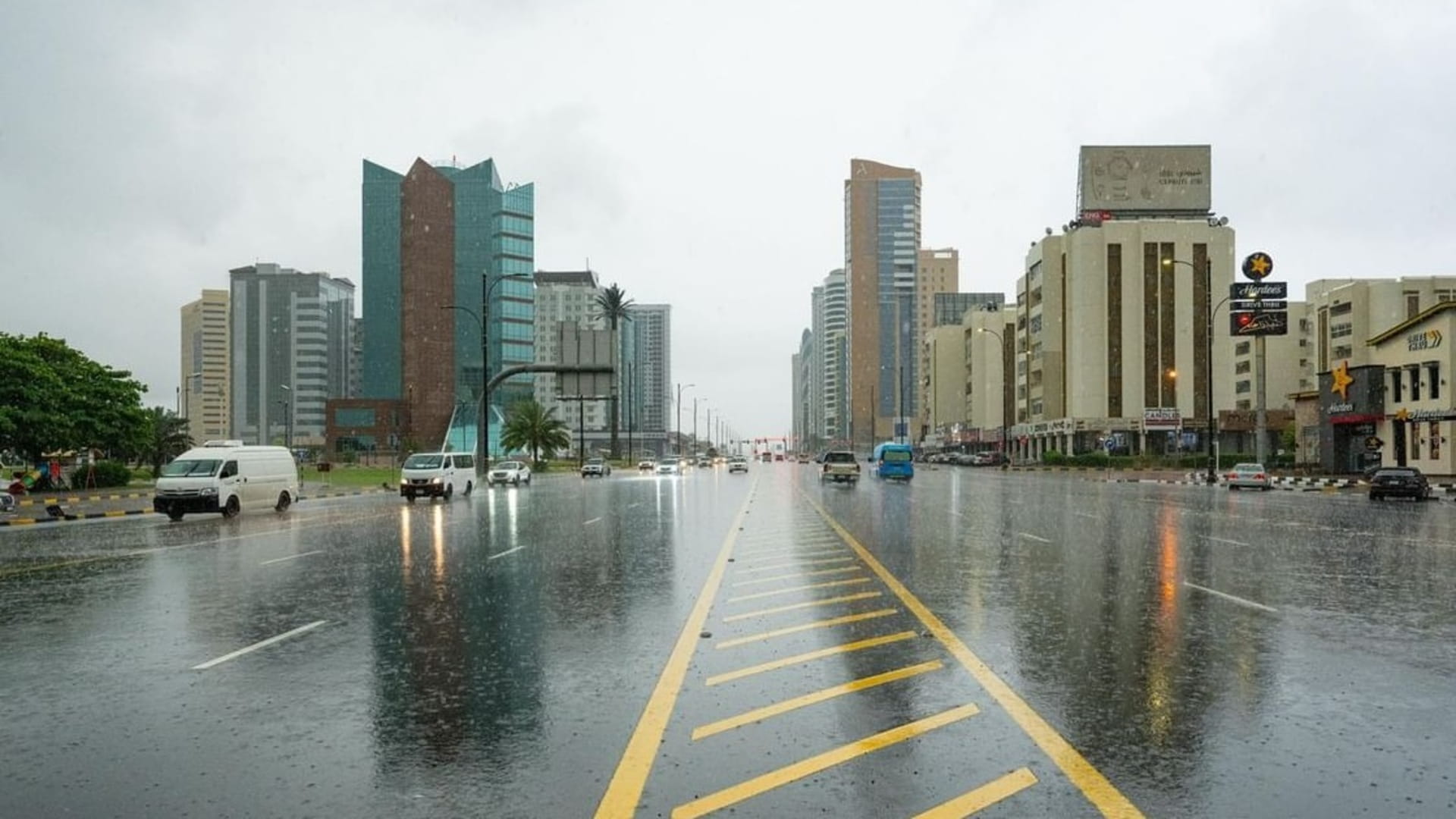 الفجيرة: كل طرق الإمارة تشهد حركة مرورية انسيابية ولا توجد إغلاقات