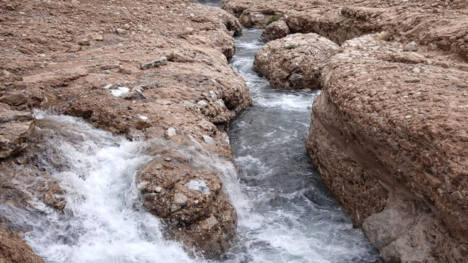 جبل ينس برأس الخيمة يسجل أعلى كمية أمطار في الدولة بواقع 244 ملم