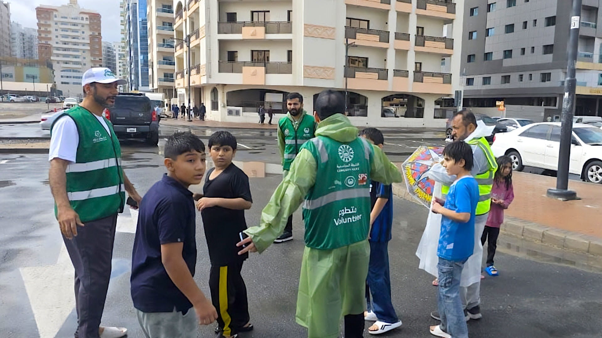 متطوعو مبادرة "الشرطي جارك" يدعمون الجهود الحكومية خلال المنخفض 