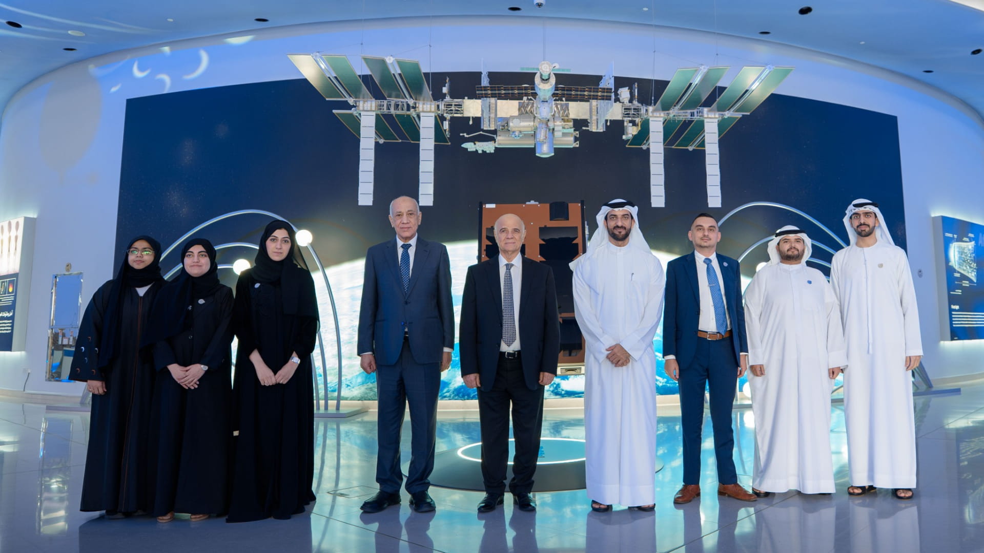 سلطان بن أحمد القاسمي يشهد إطلاق القمر الصناعي "الشارقة سات 2"
