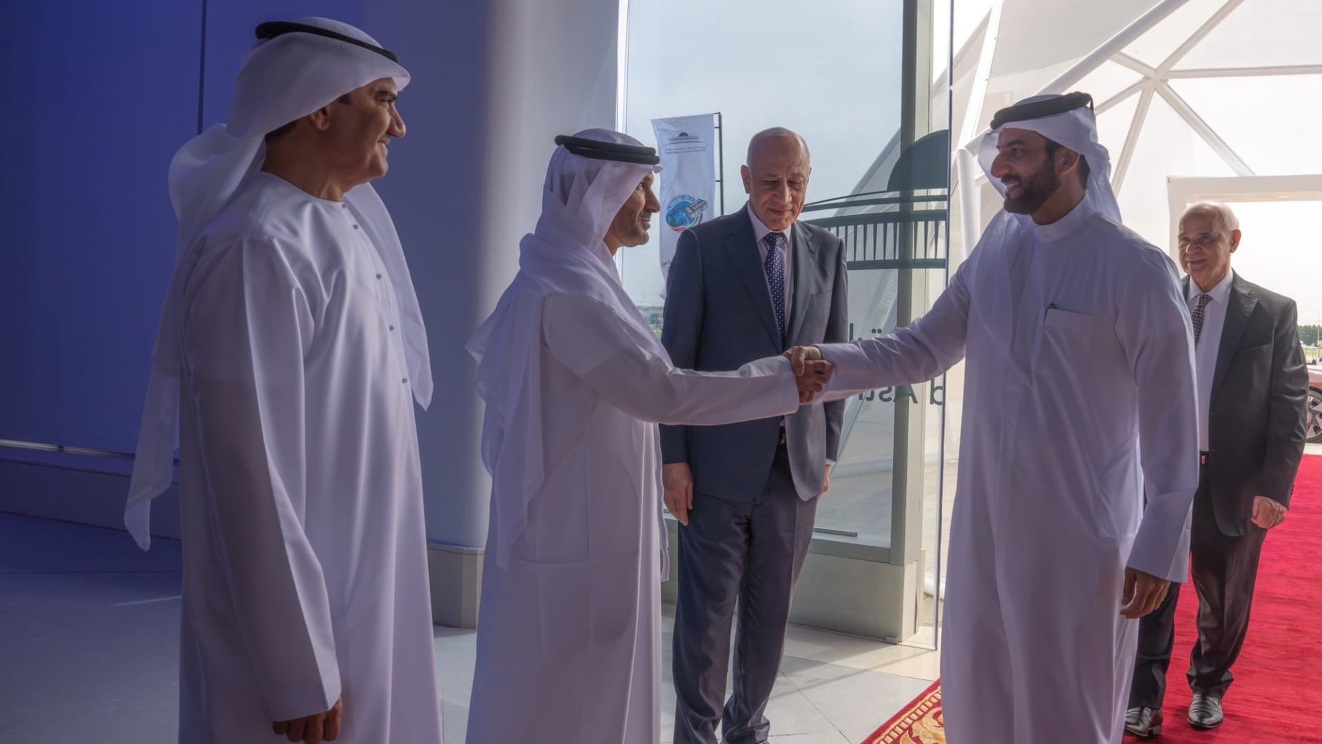 سلطان بن أحمد القاسمي يشهد إطلاق القمر الصناعي "الشارقة سات 2"