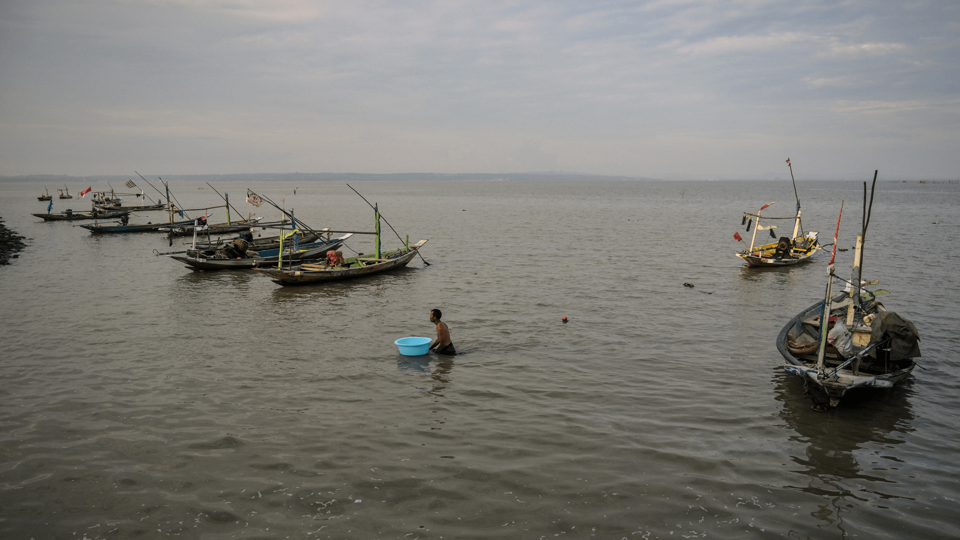 27 missing after Indonesian fishing boat sinks