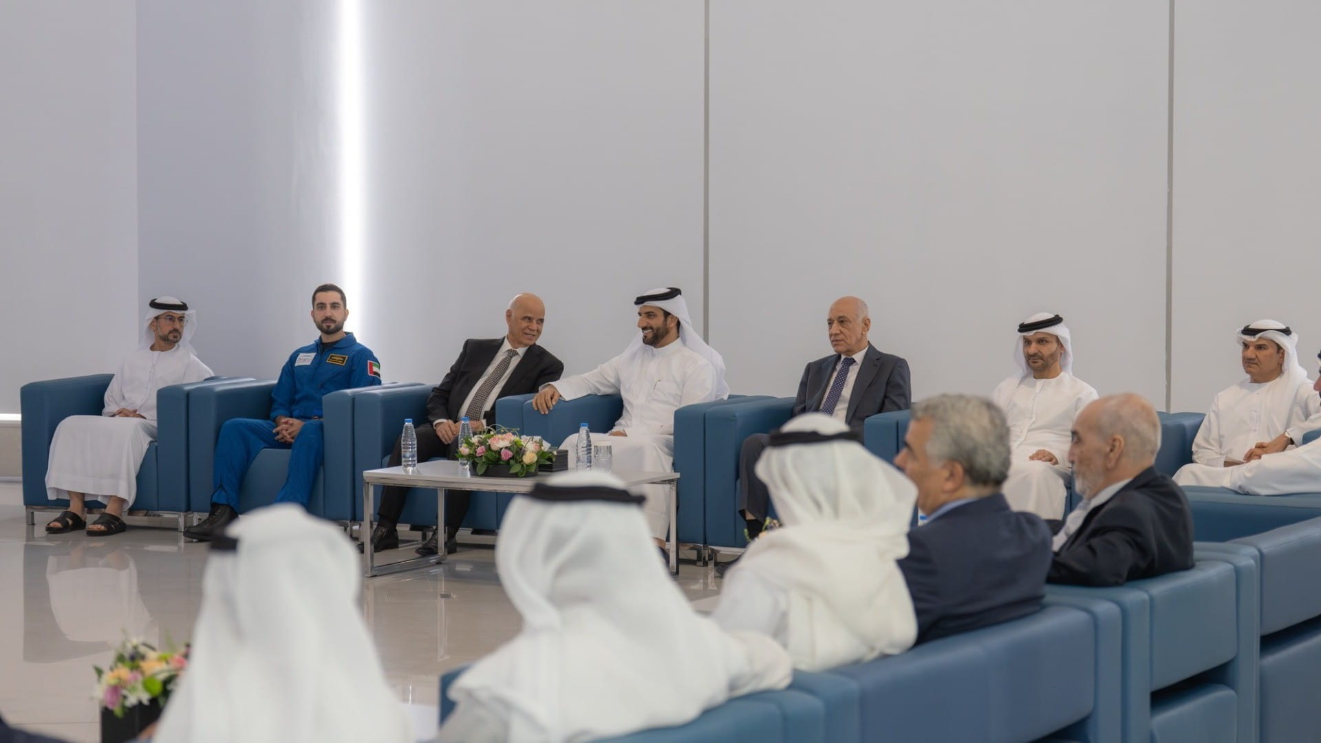 سلطان بن أحمد يطلق الهوية المؤسسية لمجمع الشارقة للفضاء والفلك