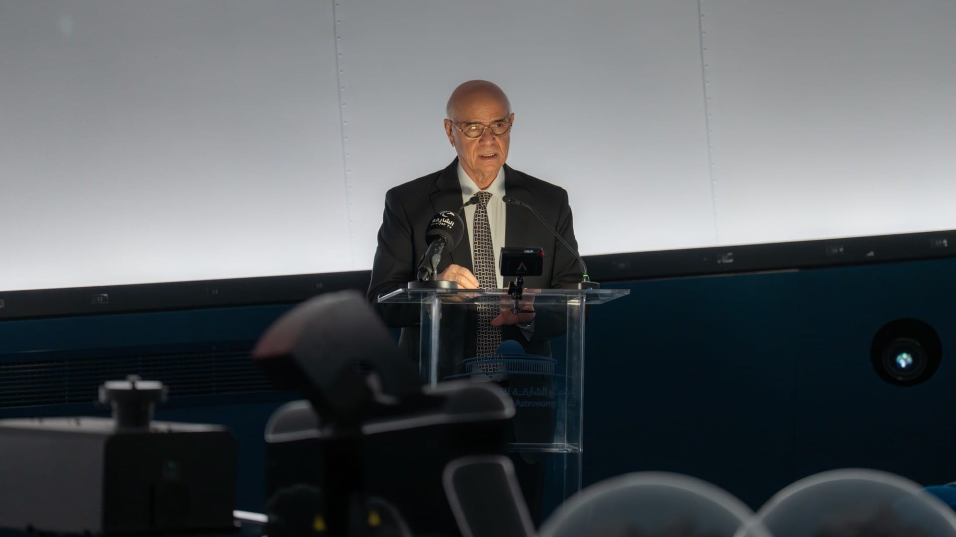 سلطان بن أحمد القاسمي يشهد إطلاق القمر الصناعي "الشارقة سات 2"