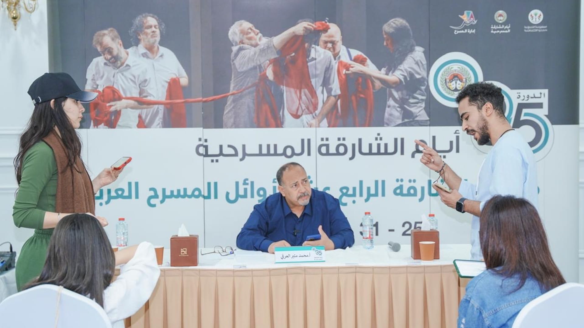 منير العرقي يقدّم محاضرة "قراءة الطاولة" في ملتقى الشارقة المسرحي