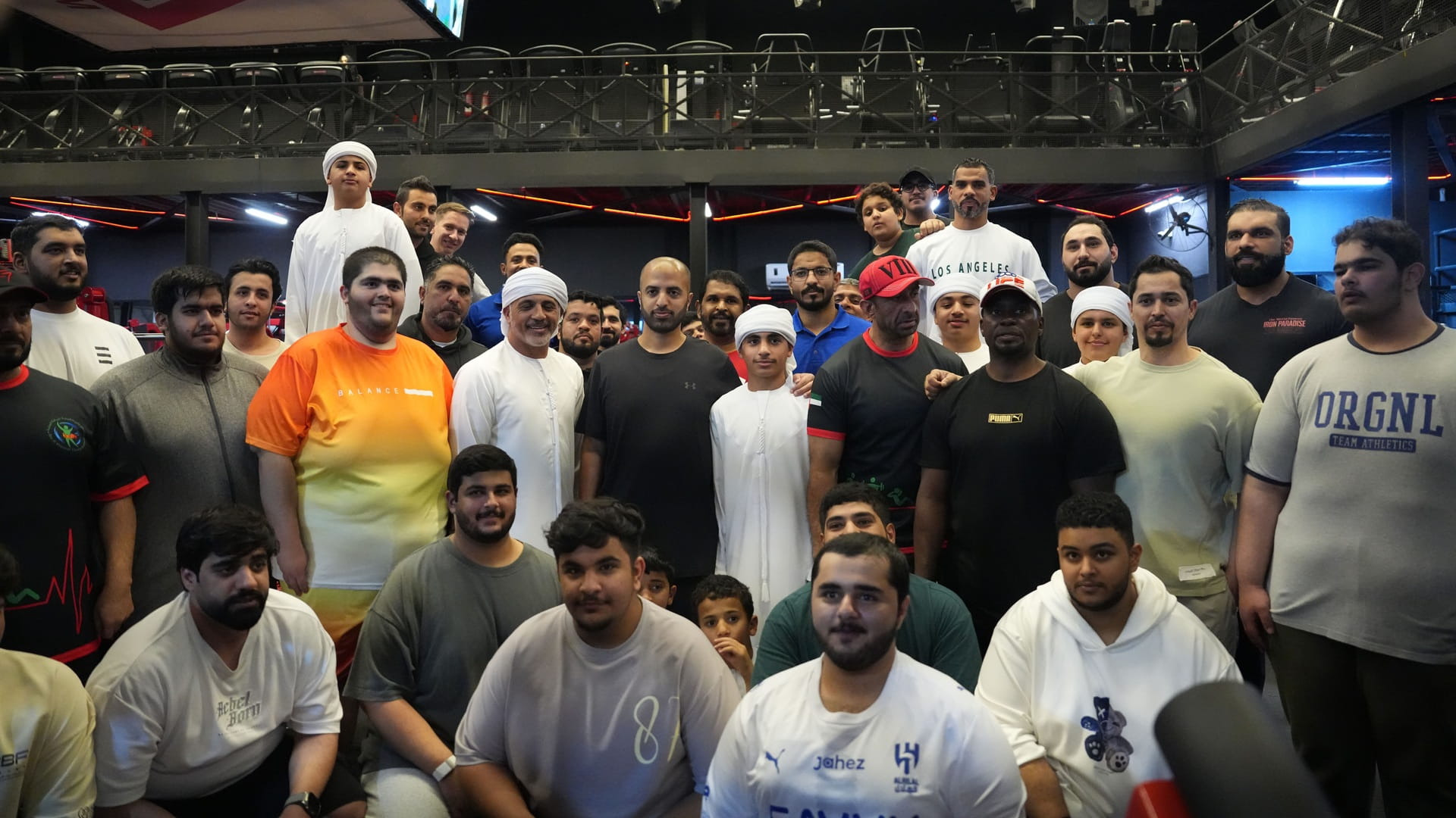 محمد بن سعود يتفقد مسار "تحدي رأس الخيمة للياقة البدنية"