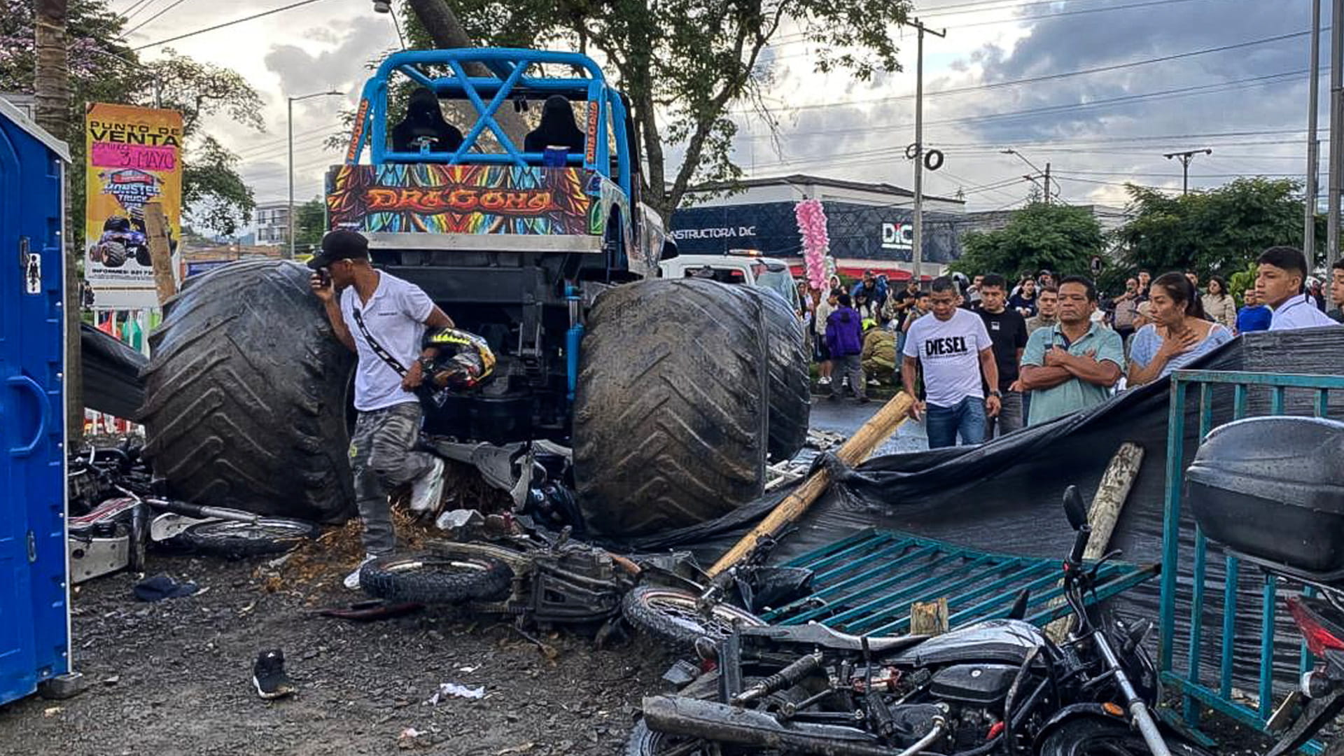وفاة 3 وإصابة 38 في حادث مفاجئ خلال عرض بالهواء للسيارات بكولومبيا 