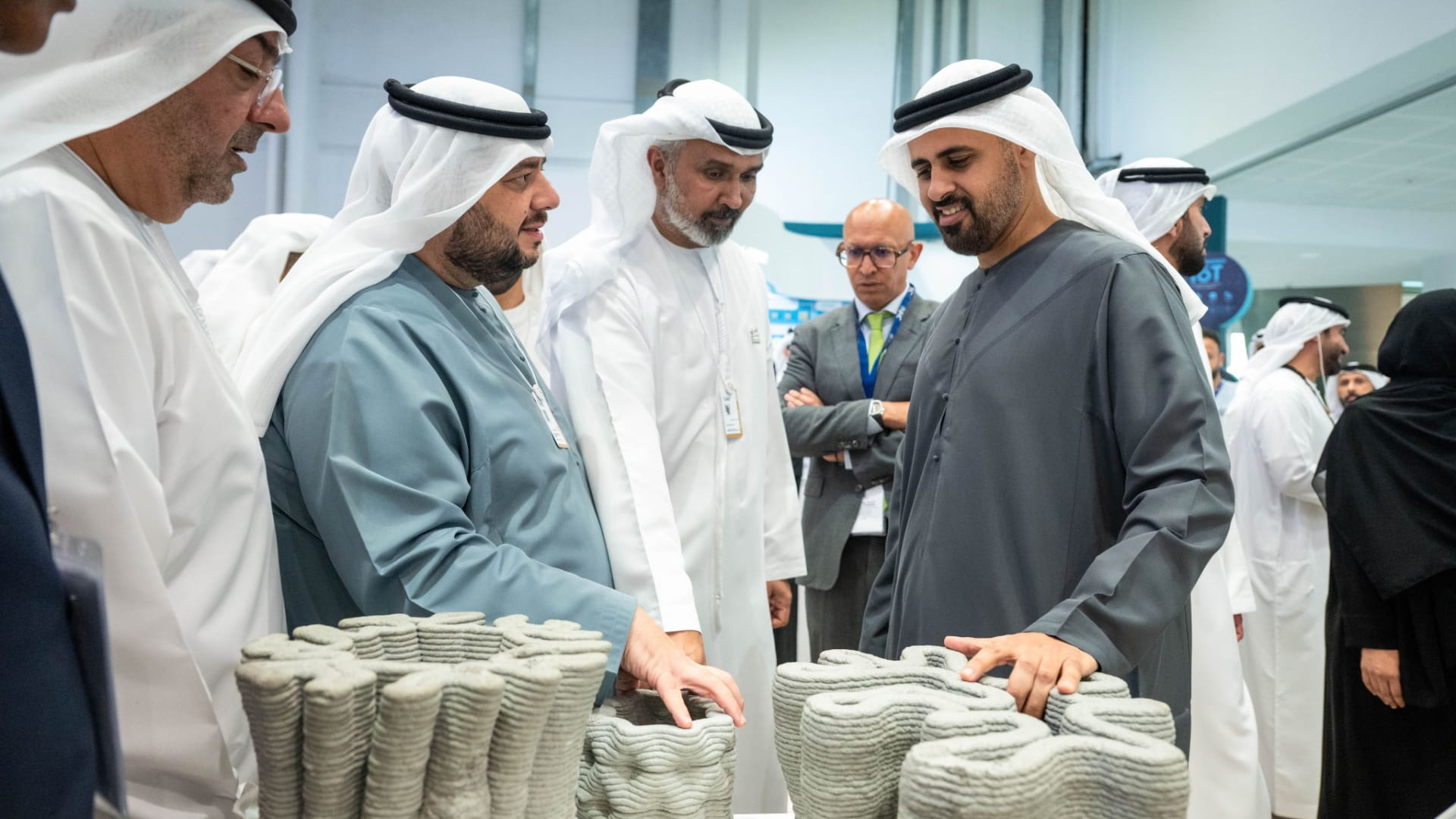 ذياب بن محمد يزور الدورة الخامسة من "اصنع في الإمارات" 