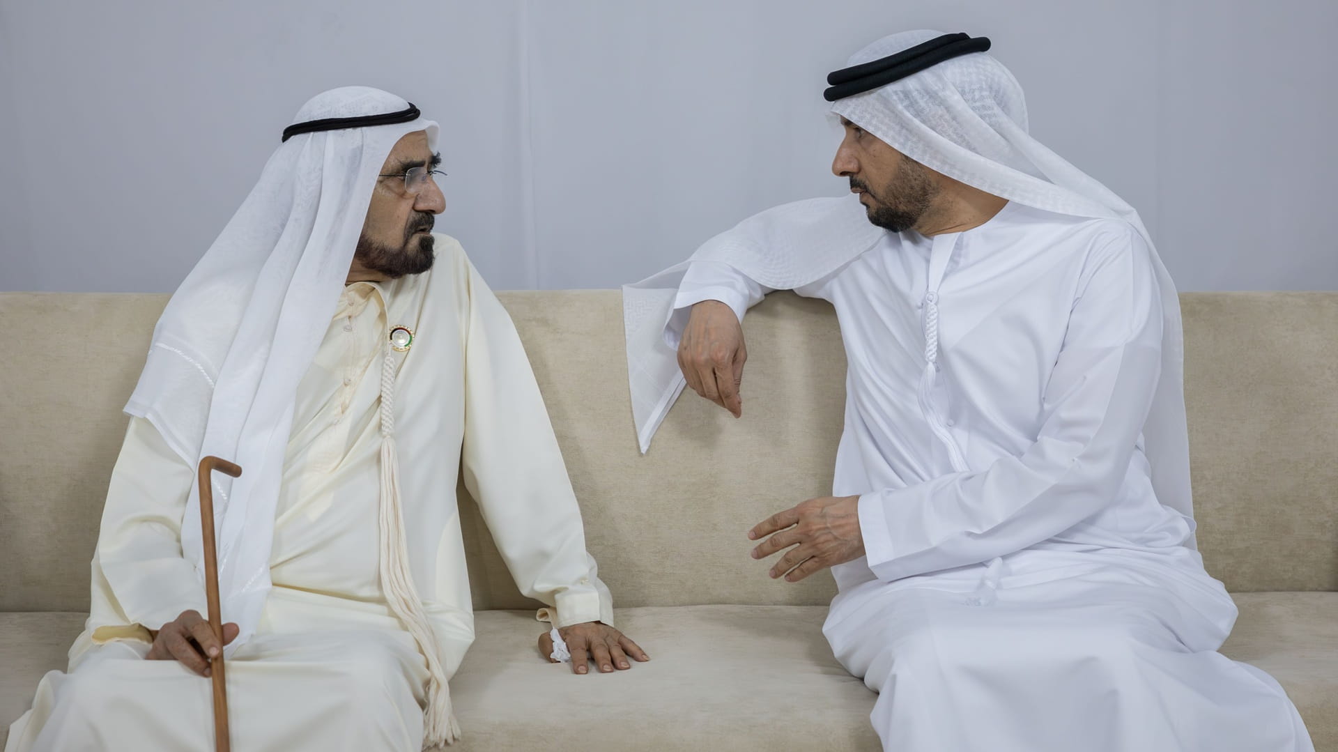 محمد بن راشد يقدم واجب العزاء في وفاة حاضر جمعه المهيري 