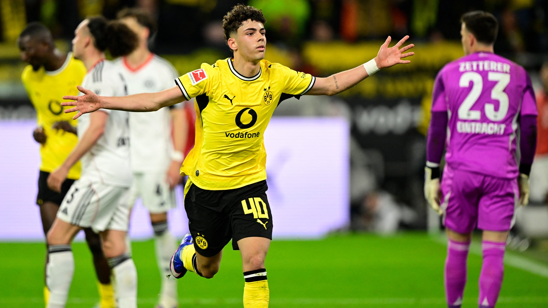 Image for the title: Dortmund come from behind to beat Frankfurt 