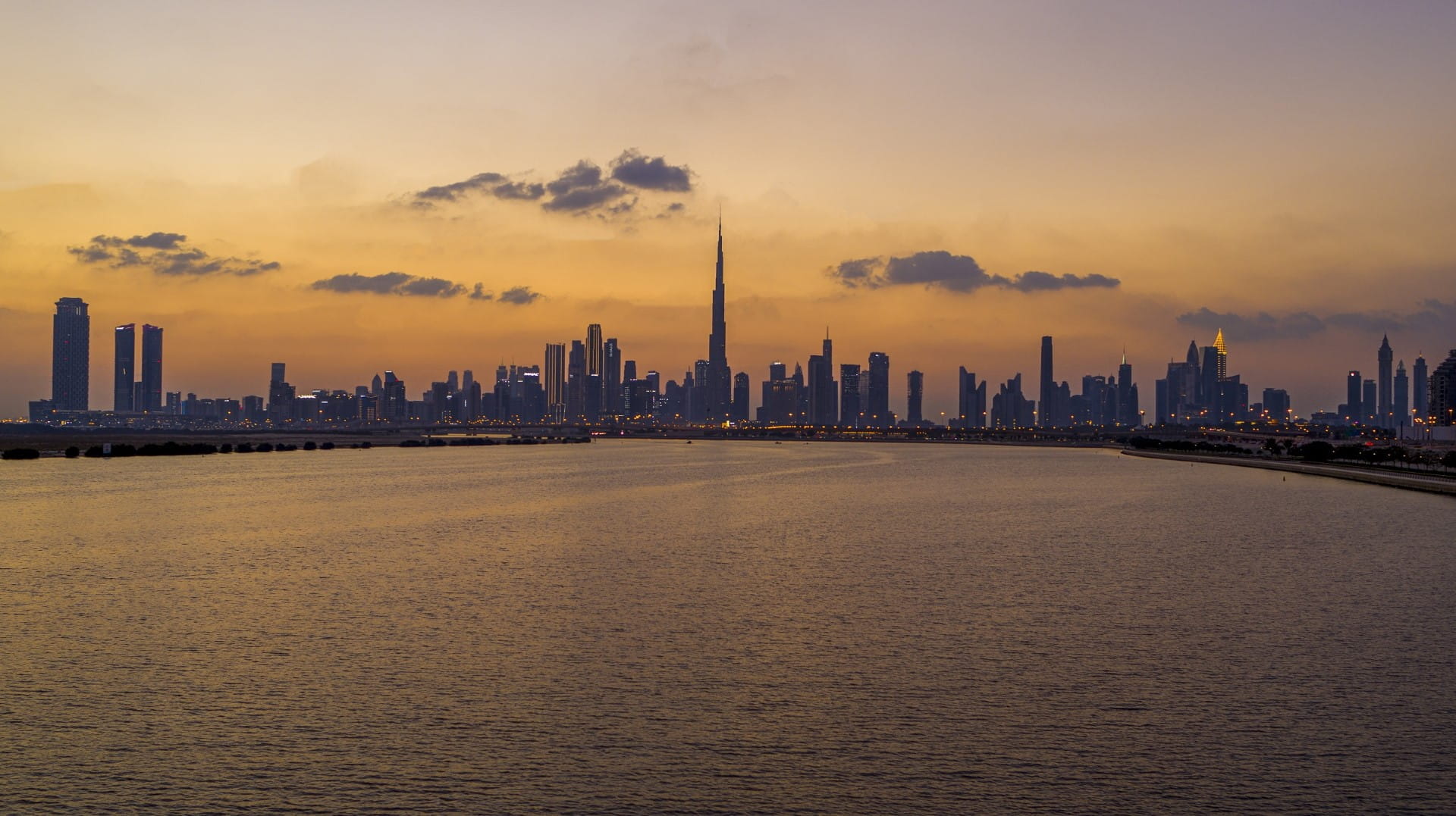 مركز الأرصاد يحذر من اضطراب الموج في الخليج العربي صباح الغد 