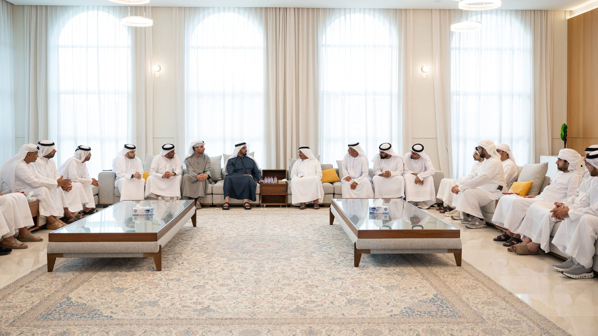 سيف بن زايد يقدم واجب العزاء في وفاة عبد العزيز بلحيف النعيمي 