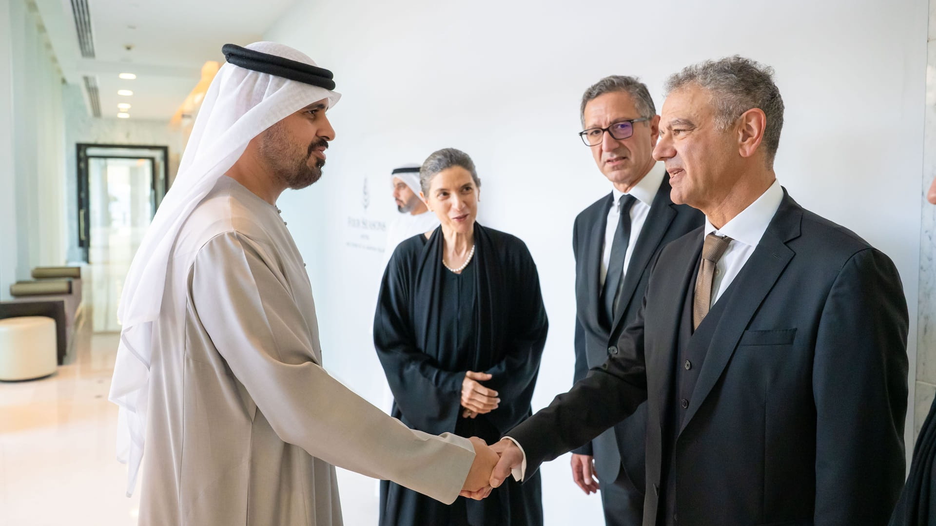 ذياب بن محمد بن زايد يقدم واجب العزاء في وفاة نادية بركات 