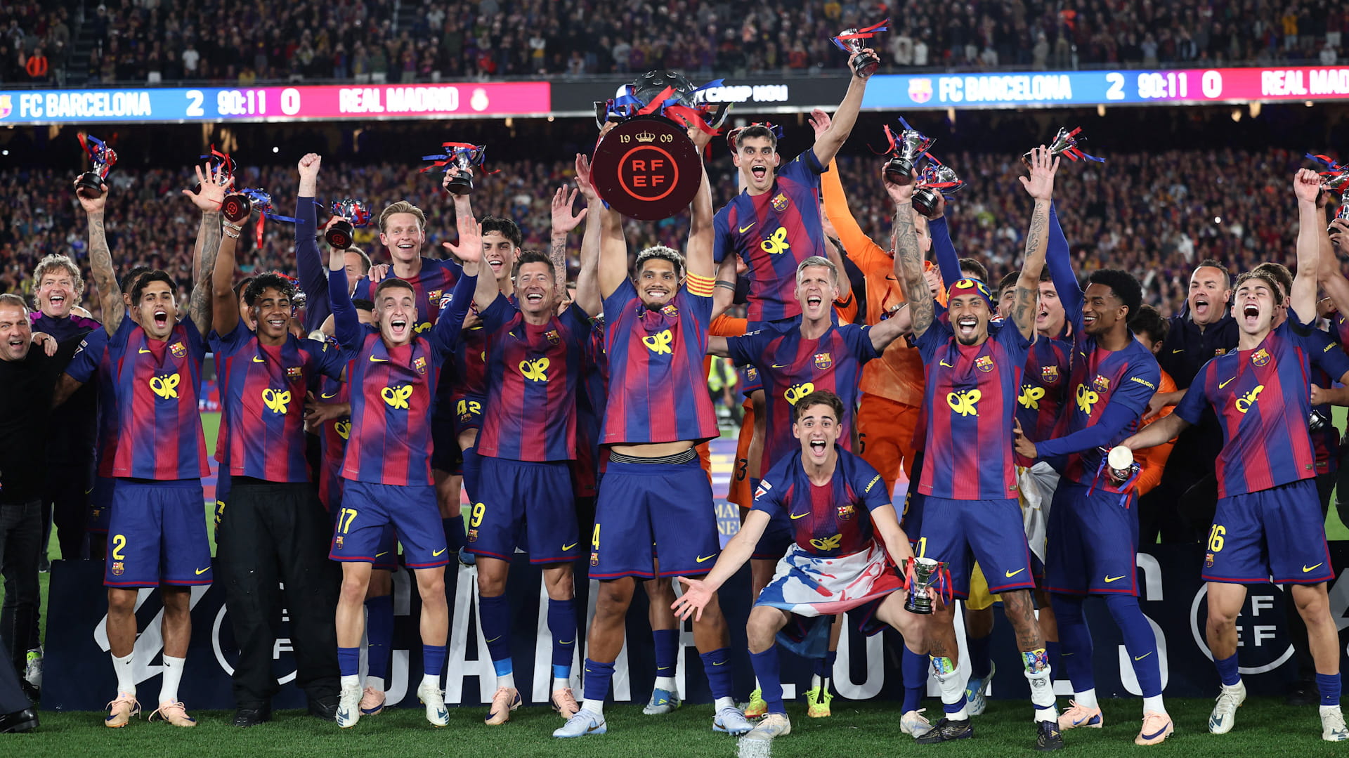 برشلونة يتوج بلقب الدوري الإسباني لكرة القدم  