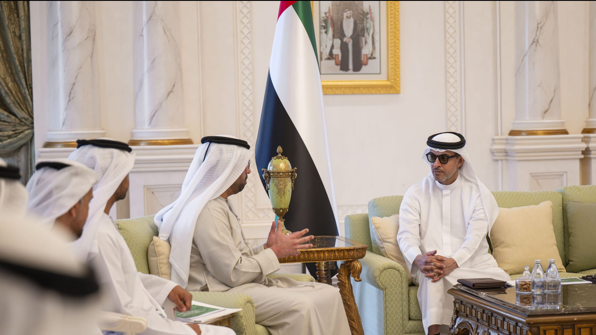 هزاع بن زايد يطّلع على خطط تطوير قطاعَي الطاقة والمياه في العين 