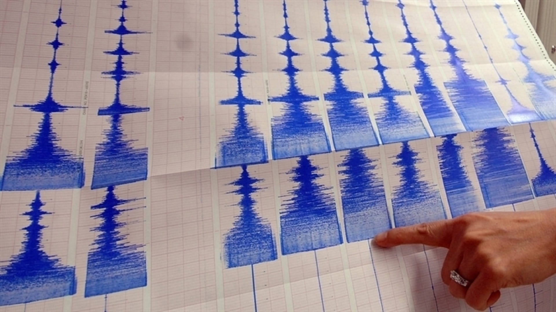 9 هزات أرضية متتالية تضرب طهران وتثير المخاوف من زلزال كبير